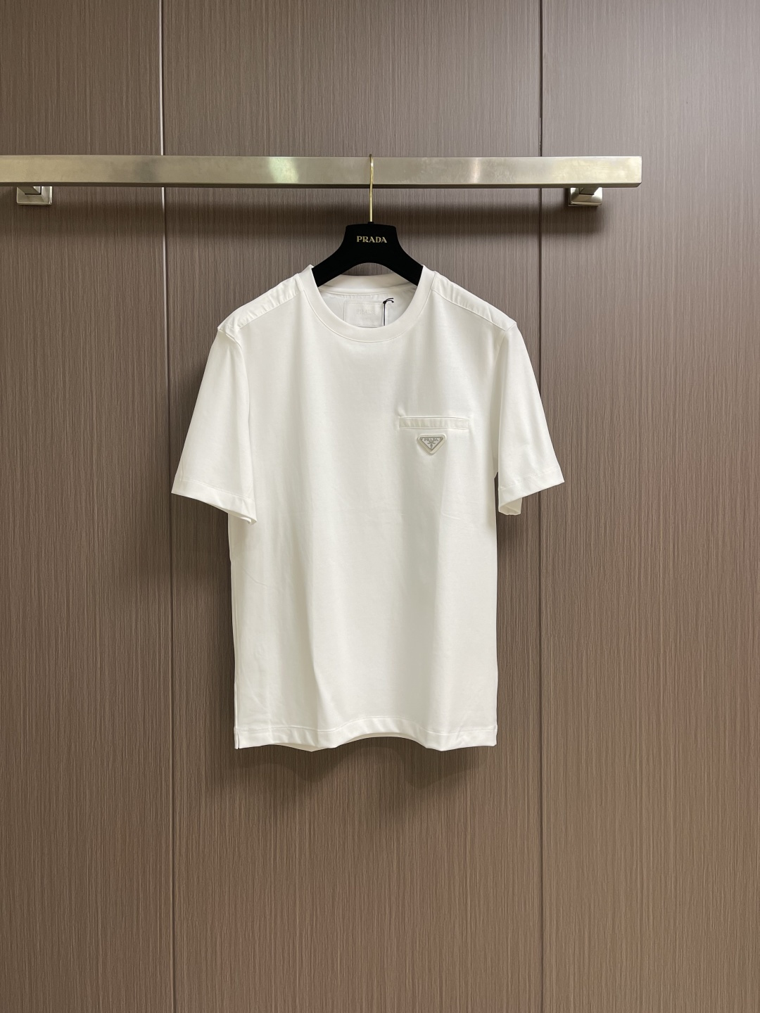 NO:691578,Prada 2026SS early spring new triangle logo short-sleeved T-shirt, made of soft and skin-friendly cotton fabric, standard round neck short-sleeved cut, more suitable for daily wear. The simple yet design logo is cleverly combined, suitable for creating a casual and casual modern urban look. The simple round neck type can modify various face shapes, and is a must-have for temperamental men's wardrobe. Size 48-56, size 48 bust 106, shoulder width 49.3, mid-back length 66  50 size bust 110 shoulder width 50.5 back center length 68 52 size bust 114 shoulder width 51.7 back center length 70 54 size bust 118 shoulder width 52.9 back center length 72 56 size chest 122 shoulder width 54.1 back center length 74,, prada, T-shirt, tees, t-shirt,19860909Prada 2026SS早春新款三角标识短袖T恤,甄选软糯亲肤的全棉面料制成,标准版圆领短袖裁剪,更适合日常穿着.简约不失设计感logo巧妙结合,适合打造休闲率性的现代都市感造型.简约的圆领领型,能够修饰各种脸型,气质男人衣柜必备.尺码48-56 48码胸围106 肩宽49.3 后中长66 50码胸围110 肩宽50.5 后中长68 52码胸围114 肩宽51.7 后中长70 54码胸围118 肩宽52.9 后中长72 56码胸围122 肩宽54.1 后中长74,,prada,T-shirt,tees，t-shirt,,Men's clothing