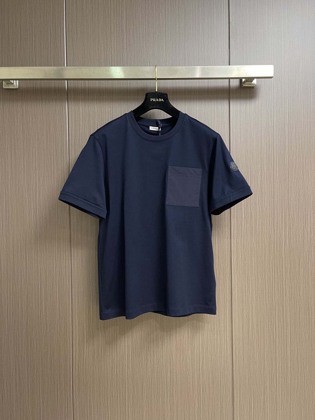 NO:691569,MONCLER  2026SS spring and summer short-sleeved T-shirt. This short-sleeved fabric is made of 32-count double-ply Xinjiang long-staple cotton with a tight round neck. The neckline is made of high-density ribbing that is washable and anti-loosening. Xinjiang long-staple cotton is the preferred raw material for global high-end textiles. It is the same as Egyptian cotton and Puma.  Cotton quilts are called 'white gold in cotton' in the international textile industry. The fabric feels as smooth as silk. It far exceeds cotton fabrics in terms of durability, moisture absorption, breathability and color fastness. The chest of this T-shirt is spliced with special woven fabrics in the same color, showing a simple and low-key charm. The sleeves are embroidered  MONCLER's exquisite classic leather label, overall low-key yet charming. Sizes 48-56. Size 48 bust 106. Shoulder width 49.3. Back center length 66. Size 50 bust 110. Shoulder width 50.5. Back center length 68. Size 52 chest 114. Shoulder width 51.7. Back center length 70. Size 54. Bust 118. Shoulder width 52.9. Back center length 72.  Size 56, bust 122, shoulder width 54.1, mid-back length 74, T-shirt, tees, t-shirt,19860909MONCLER 2026SS春夏短袖T恤,这款短袖面料采用32支双股新疆长绒棉紧密圆领短袖,领口用耐洗防松懈的高密度罗纹,新疆长绒棉全球高端纺织品的优选原料,同埃及棉、匹马棉被国际纺织界称为'棉中白金'.面料触感如丝绸般顺滑.在耐用性吸湿透气和色牢度上远超棉类面料.这款T恤胸前采用顺色特殊梭织布拼接,彰显简约低调的魅力.袖子绣上 MONCLER精致的经典皮标,整体低调又不失魅力.尺码48-56 48码胸围106 肩宽49.3 后中长66 50码胸围110 肩宽50.5 后中长68 52码胸围114 肩宽51.7 后中长70 54码胸围118 肩宽52.9 后中长72 56码胸围122 肩宽54.1 后中长74,,T-shirt,tees，t-shirt,,Men's clothing