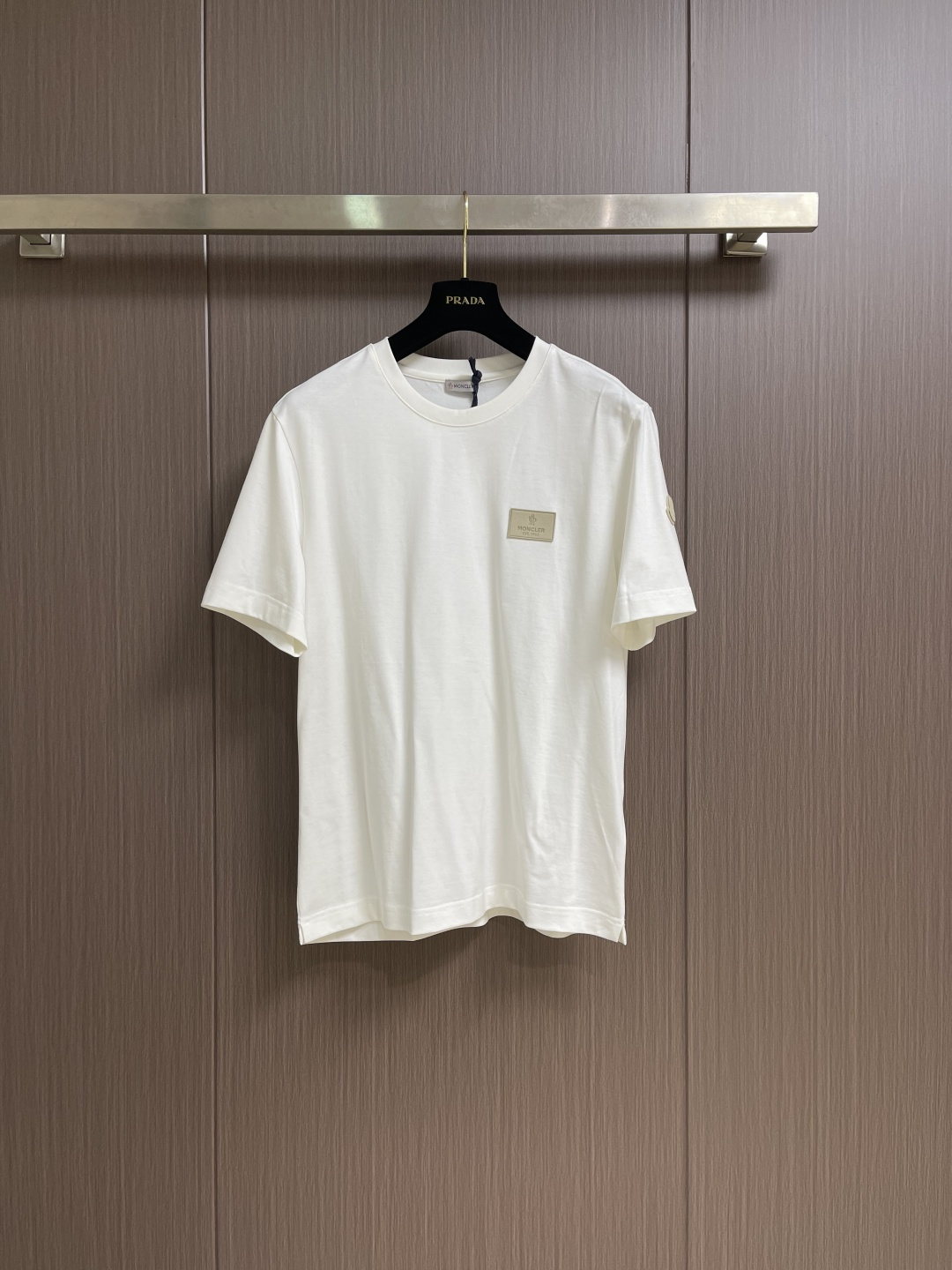 NO:691566,Moncler  2026SS early spring new casual badge short-sleeved T-shirt. Selected high-count long-staple cotton has been treated with liquid ammonia. It feels soft and skin-friendly, has excellent breathability, and will not make you sweaty when worn in summer. Thanks to the high-density weaving process, the fabric is stiff and not easy to deform, not easy to pill after long-term washing, and has full durability. Three-dimensional leather logo on the chest, embossed brand classic logo, high matte texture  The class is unobtrusive; the cuffs are embellished with emblems of the same color, echoing the logos on the body, and the details are full of layers; the neckline is designed with high-elastic ribbed edges, which will not loosen and deform after long-term wear, and fits the neck without a sense of restraint; the cuffs and hem are double-needle seamed, with fine and smooth stitching, and every stitch demonstrates the rigor of Italian luxury craftsmanship; the upper body is fashionable and versatile, and sizes 48-56  Size 48 chest 106 Shoulder width 49.3 Center back length 66 Size 50 chest 110 Shoulder width 50.5 Center back length 68 Size 52 chest 114 Shoulder width 51.7 Center back length 70 Size 54 chest 118 Shoulder width 52.9 Center back length 72 Size 56 chest 122 Shoulder width 54.1  Back center length 74,,T-shirt,tees,t-shirt,19860909Moncler 2026SS早春新品休闲徽章短袖T恤.甄选高支长绒棉经液氨处理后,触感软糯亲肤,透气性绝佳,夏季穿着不闷汗；高密织造工艺加持,面料挺括不易变形,久洗不易起球,耐穿度拉满.胸口立体皮质标饰,浮雕刻印品牌经典logo,哑光质感高级不张扬；袖口同色系徽章点缀,与衣身标饰呼应,细节层次感十足；领口采用高弹罗纹包边设计,久穿不松垮变形,贴合颈部无束缚感；袖口、下摆双针锁边工艺,走线细密平整,每一处针脚都彰显意式奢品工艺的严谨；上身时尚百搭,尺码48-56 48码胸围106 肩宽49.3 后中长66 50码胸围110 肩宽50.5 后中长68 52码胸围114 肩宽51.7 后中长70 54码胸围118 肩宽52.9 后中长72 56码胸围122 肩宽54.1 后中长74,,T-shirt,tees，t-shirt,,Men's clothing