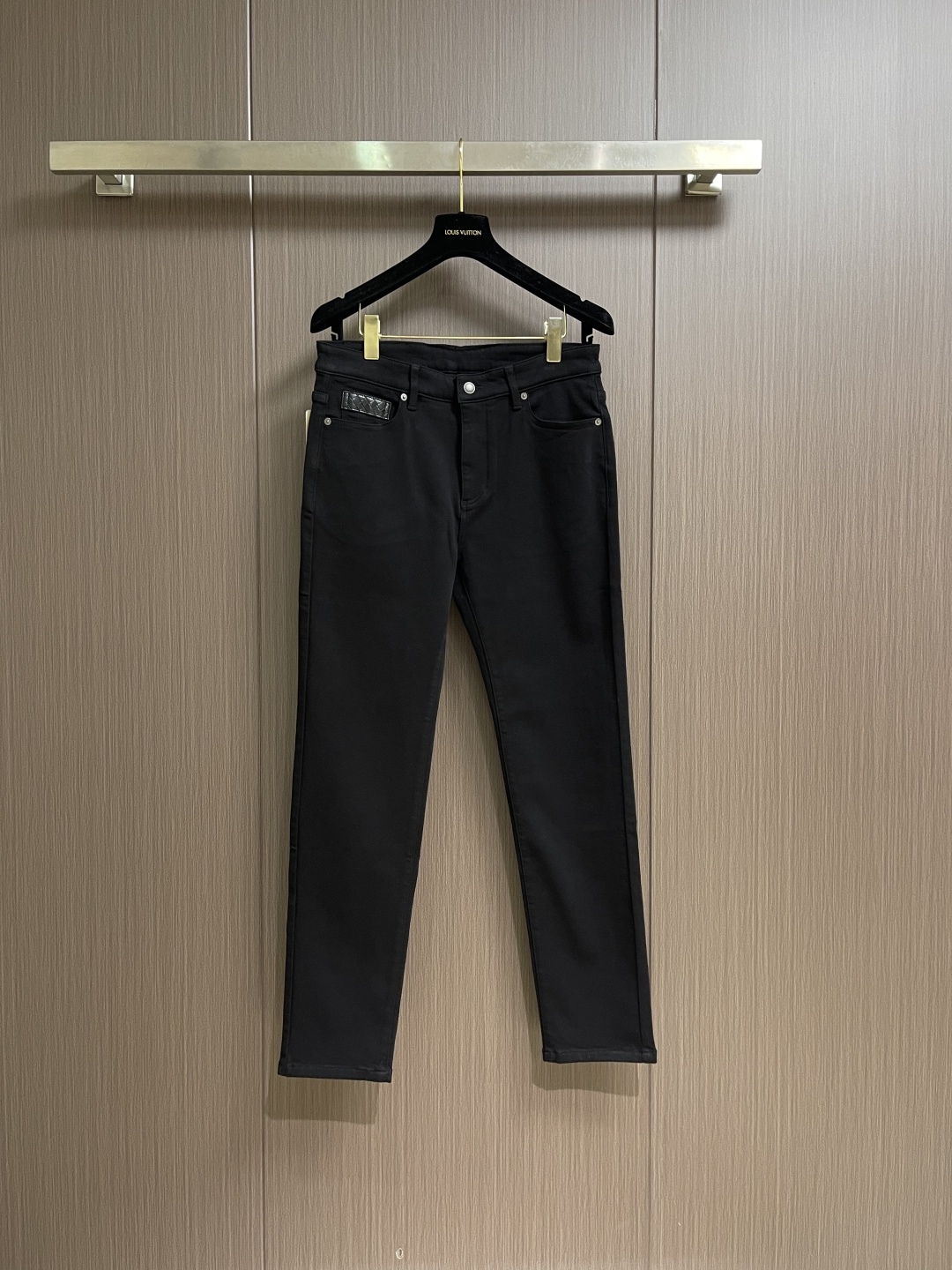 NO:691574,BV's new early spring men's small straight jeans. Special Tencel blended fabric denim trousers. High-end fashionable casual jeans. Simple and fashionable three-dimensional tailoring. The back waist is decorated with unique leather weaving technology. The thickness is just right to meet the needs of autumn and winter. The light and elastic denim fabric has an excellent upper body effect and shows a confident temperament. All details show perfect quality. The classic woven leather of the pants symbolizes the brand's highest quality. Sizes 29-38 Yes 35 No 37,,bottega  veneta,jeans,19860909BV 早春新款男款小直筒牛仔裤 特殊天丝混纺面料牛仔长裤 高端时尚休闲牛仔裤 简约时尚的三维裁剪,后腰饰有皮革编织工艺独特,厚度刚好满足秋冬季节穿搭需求 轻薄具有弹性牛仔面料 上身效果极佳,彰显自信气质；所有细微处尽情展现完美品质,裤子的经典编织皮革象征了品牌至高的品质.尺码29-38 有35 无37,,bottega veneta,jeans,,Men's clothing