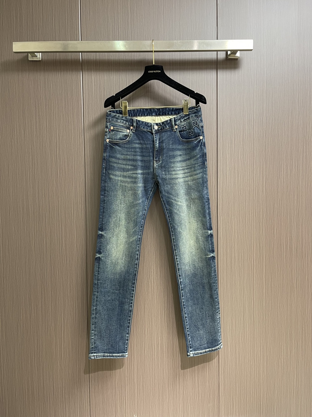 NO:691541,GUCCI men's straight-leg casual jeans, modern and fashionable tailoring design, woven from Japanese denim plain cotton denim fabric.  The top-notch stone-washing process makes the texture reach the old taste of the 1980s, making it soft, delicate, comfortable and breathable, and the color has a modern and fashionable sense of vicissitudes.  The upper body is versatile and fashionable.  Fresh and natural colors reveal a classic and fashionable atmosphere all the time.  Professional selvedge technology locks the seams neatly and meticulously.  Classic five-pocket design.  The leather embossed logo + the original metal buttons shine brightly, highlighting the quality advantage. Sizes 29-38 have 35 without 37,,gucci,louis vuitton,jeans,19860909GUCCI 男士直筒休闲牛仔裤 现代时尚的剪裁设计,客供日本denim平纹棉质牛仔面料梭织生产．顶尖的石磨水洗工艺让质感达到80年代的老味,柔软细腻舒适透气,色泽拥有现代时尚的沧桑感．上身百搭时尚．清新自然的色彩无时无刻不透露着经典时尚气息．专业的selvedge工艺锁边缝纫封锁工整细致．经典的五口袋设计．皮革压纹标识＋原厂金属钮扣绽放光亮,凸显品质优势.尺码29-38 有35 无37,,gucci,louis vuitton,jeans,,Men's clothing