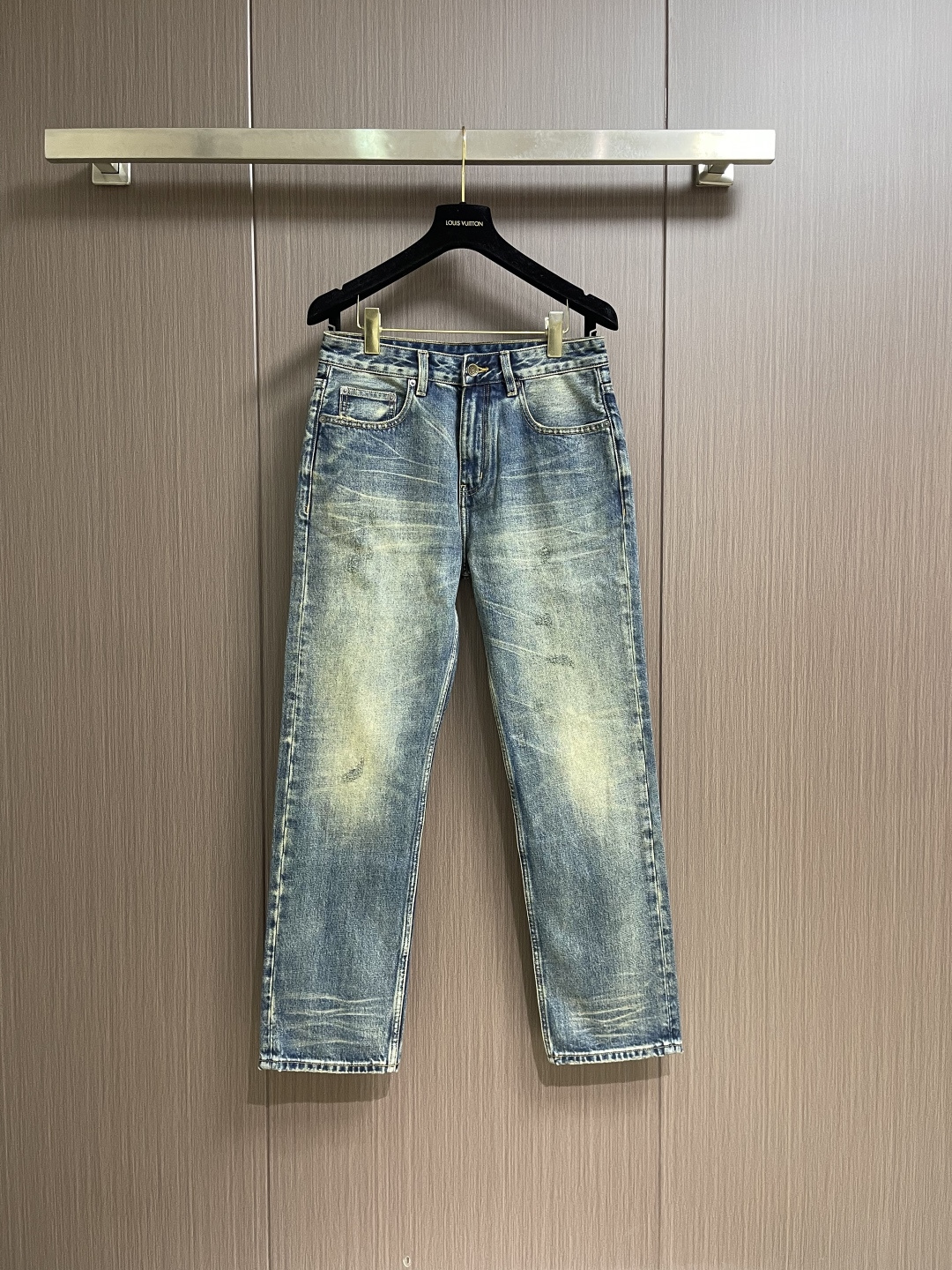 NO:691547,DG 2026SS new logo denim trousers, suitable for daily life and leisure. The selected denim fabrics have been washed, polished and distressed through multiple processes. The excellent fit makes the trousers have good upper body comfort, which is very important for jeans. The original hardware and accessories are provided by the customer, with great sense of design, full details and workmanship. Sizes 29-38, 35, no 37,,jeans,19860909DG 2026SS新款标识牛仔长裤,生活休闲日常皆宜.选用的牛仔布料全部经过多道工序洗水、打磨、做旧处理 极好的版型使的裤装有很好的上身舒适度,牛仔裤这点非常非常重要.客供原版五金辅料,极具设计感, 十足的细节、做工之处处到位.尺码29-38 有35 无37,,jeans,,Men's clothing