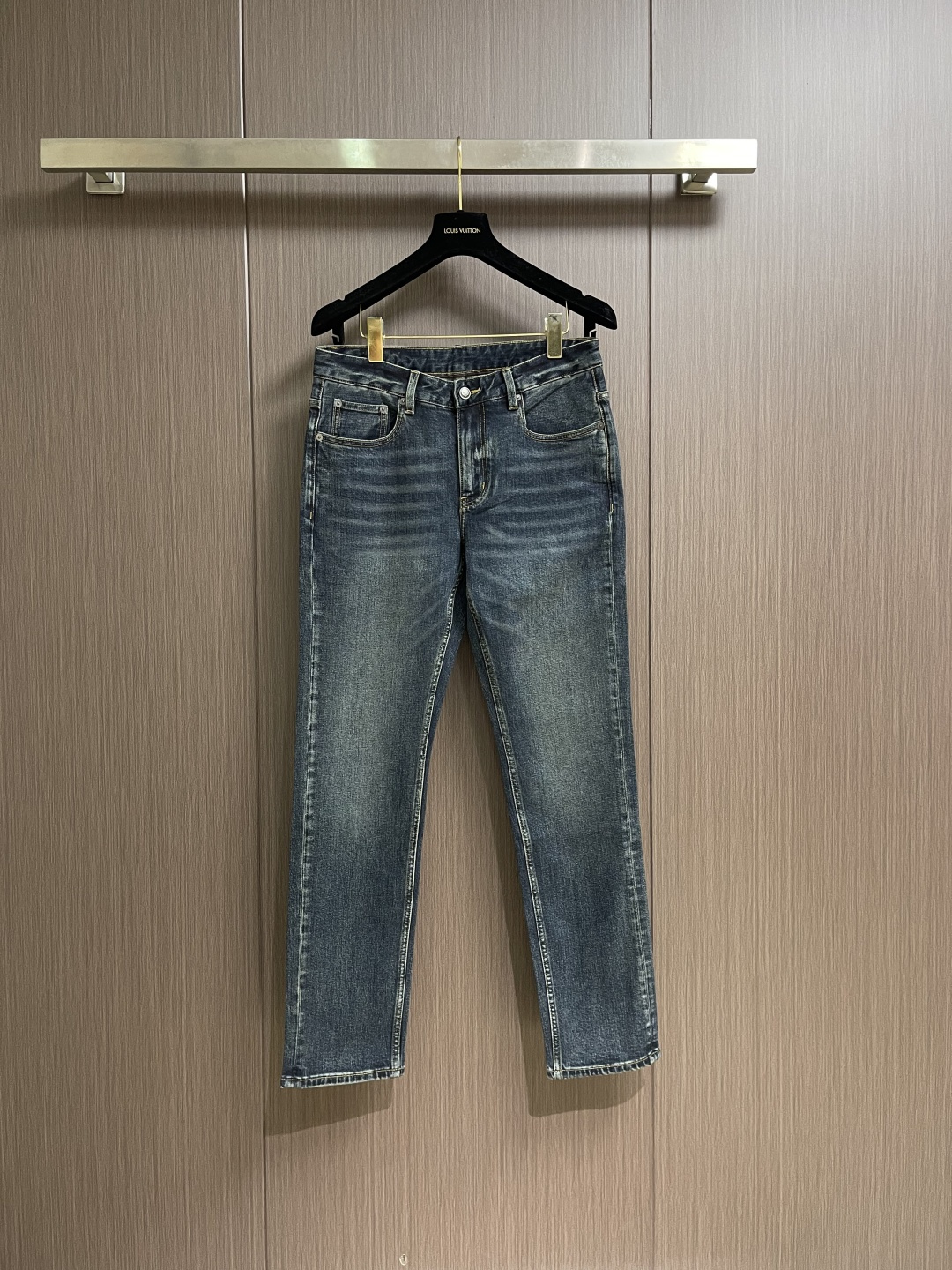 NO:691550,LP Loropiana washed jeans, sharp cut visible to the naked eye, straight slim fit!  Custom-woven and dyed denim denim fabric, the waistband is a classic leather label!  The inner lining has belt loop details, dense and neat wiring, customized hardware with logo engraving, classic fly zipper, and a five-pocket basic model that is easy on the upper body!  Size 29-38 Yes 35 No 37,,loro piana,loro piana,jeans,19860909LP Loropiana 水洗牛仔裤 肉眼可见的利落裁剪,直筒修身款裤型！定织定染牛仔丹宁布面,裤腰是经典的皮标！内衬有腰带袢细节,密实齐整走线,客供定制五金并有logo雕刻,经典门襟拉链,五口袋的基础款,上身不挑人！尺码29-38 有35 无37,,loro piana,loro piana,jeans,,Men's clothing