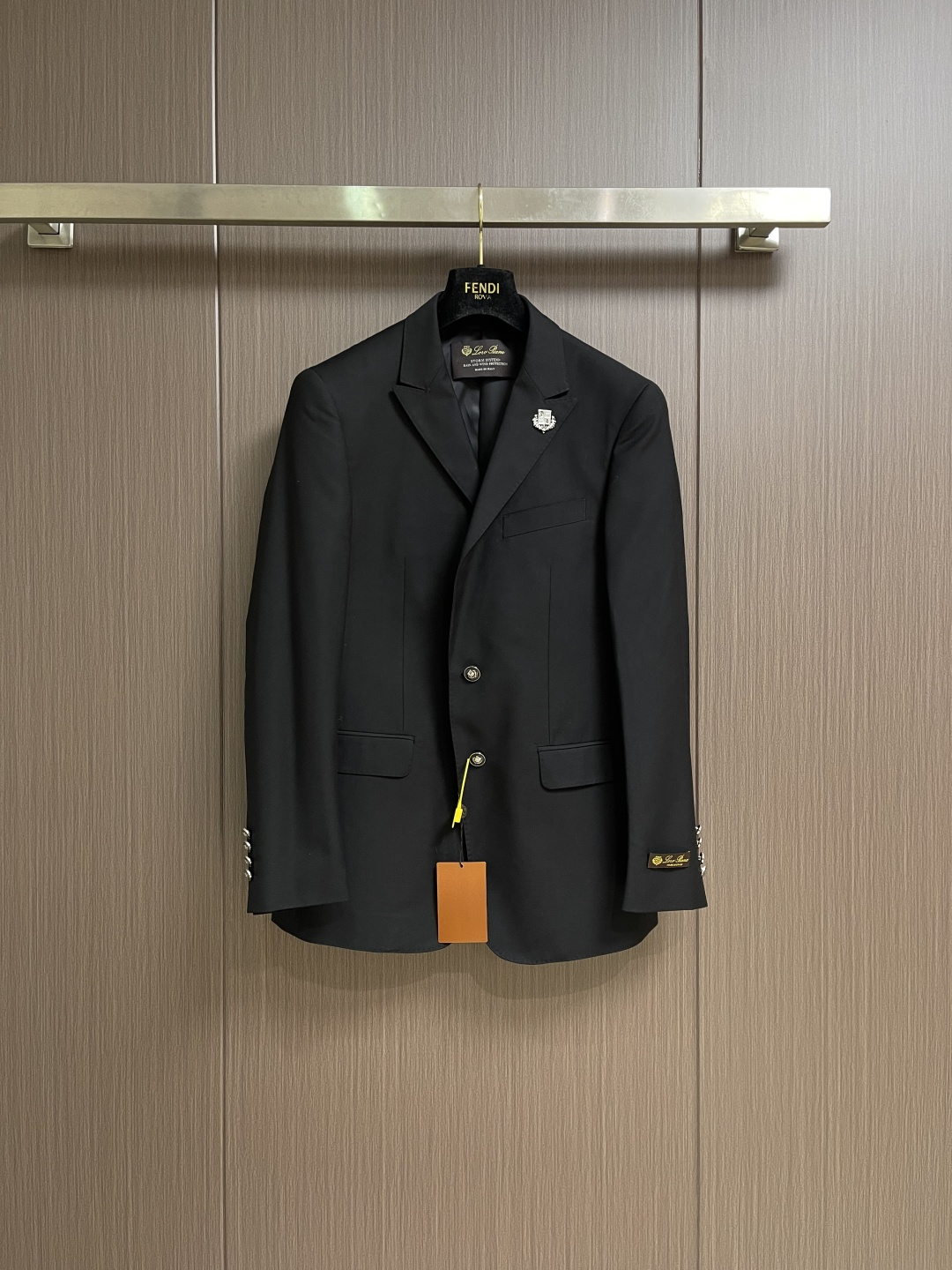 NO:690683,The whole set can be sold separately, single suit, trousers, LP Loropiana 2026ss early spring catwalk style metal LOGO on the chest  Suit and trousers suit with cuff handmark logo, neat and ergonomic tailoring, tall and handsome upper body, comfortable and slim fit, and gentlemanly demeanor at a glance. Selected fabrics, soft and delicate feel, good luster and elasticity. This suit is a good choice for sportsmen. The silhouette and waist cut add more comfort to sportsmen's clothing, making them look slim but handsome. The trousers size is 29-38 and the suit size is 46-58.  Suit size 46, length 73, shoulder width 43.5, chest 100, size 48, length 75, shoulder width 45, chest 104, size 50, length 77, shoulder width 46.5, length 79, size 52, length 79, shoulder width 47.4, chest 112, size 54, length 81, shoulder width 48.6, chest 116, length 56, 81, shoulder width 49.8  Bust 120, size 58, length 82, shoulder width 51, bust 124, trousers size 29, length 101, waist 73, hips 91, size 30, length 103, waist 75, hips 93, size 31, length 103, waist 79, hips 97, size 32, size 105, waist 81, hips 99, size 33, length 105  Waist 83 Hips 103 Size 34 Pants length 105 Waist 87 Hips 105 Size 36 Pants length 107 Waist 91 Hips 109 Size 38 Pants length 109 Waist 97 Hips 115,,loro piana,loro piana,business suit,19860909整套 可拆卖 单西服 西裤 LP Loropiana 诺悠翩雅 2026ss早春走秀款胸前金属LOGO 袖口手标标识西装西服西裤套装,利落而符合人体工学的剪裁,上身挺拔帅气,舒适修身,绅士风度一览无遗.精选面料,手感柔软而细腻,光泽和弹性较好.配此款西装是型男们不错的选择,廓型感和收腰剪裁,为型男们的着装平添更多舒适度,显瘦而不失帅气.西裤码数29-38 西服码数46-58 西服 46码衣长73 肩宽43.5胸围100 48码衣长75 肩宽45 胸围104 50码衣长77 肩宽46.5胸围108 52码衣长79 肩宽47.4胸围112 54码衣长81 肩宽48.6 胸围116 56码衣长81 肩宽49.8 胸围120 58码衣长82 肩宽51胸围124 西裤 29码 裤长101腰围73臀围91 30码 裤长103 腰围75臀围93 31码裤长103 腰围79臀围97 32码 裤长105 腰围81 臀围99 33码 裤长105 腰围83臀围103 34码 裤长105 腰围87臀围105 36码 裤长107 腰围91臀围109 38码 裤长109 腰围97臀围115,,loro piana,loro piana,business suit,,Men's clothing