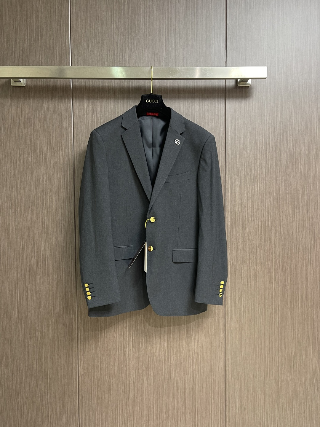 NO:690686,The whole set can be sold separately. Single suit and trousers GUCCI  2026FW early spring new hardware LOGO logo simple casual suit suit and trousers suit, with notch lapel as a timeless formal symbol, accurately balancing formality and casual atmosphere, suitable for diverse scenes such as business meetings, workplace commuting and even light business banquets. The two-button opening and closing design optimizes the body proportions, outlines the straight shoulder line and smooth waistline, and hides the exquisite thought of high-definition tailoring. The entire suit adopts the same color precision routing, and the details are highlighted.  Showing the brand's inherited sewing technology, every stitch embodies the ultimate pursuit of quality. From fabric selection to pattern polishing, from detail processing to style presentation, this suit is not only a perfect fusion of high-end fabrics and exquisite craftsmanship, but also a tool for urban elites to show their taste and style. Say goodbye to the same commuter clothes and use a premium suit to unlock the charm of a man who is calm and restrained without losing quality. Pants size 29-38  Suit size 46-58 suit size 46, length 73, shoulder width 43.5, bust 100, size 48, length 75, shoulder width 45, chest 104, size 50, length 77, size 50, length 77, size 52, length 79, size 52, shoulder width 47.4, chest 112, size 54, length 81, shoulder width 48.6, bust 116  Size 56, length 81, shoulder width 49.8, bust 120, size 58, length 82, shoulder width 51, bust 124, size 29 trousers, length 101, waist 73, hips 91, size 30, length 103, waist 75, hips 93, size 31, length 103, waist 79, hips 97, size 32, length 105, waist 81, hips 99.  Size 33, pants length 105, waist 83, hips 103. Size 34, length 105, waist 87, hips 105. Size 36, length 107, waist 91, hips 109. Size 38, length 109, waist 97, hips 115,,gucci,business suit,19860909整套 可拆卖 单西服 西裤 GUCCI 2026FW早春新款五金LOGO标识简约休闲西装西服西裤套装,平驳领作为永不过时的正装符号,精准平衡正式感与休闲氛围,适配商务会议、职场通勤乃至轻商务宴请等多元场景.两粒扣开合设计优化身形比例,勾勒挺拔肩线与流畅腰线,暗藏高定剪裁的精妙心机.整套套装采用同色系精密走线,细节处彰显品牌传承的缝纫工艺,每一处针脚都凝聚着对品质的极致追求.从面料甄选到版型打磨,从细节处理到风格呈现,这款西装套装既是高端面料与精湛工艺的完美融合,也是都市精英彰显品味与格调的穿搭利器.告别千篇一律的通勤着装,用一件臻品西装,解锁沉稳内敛又不失质感的男士魅力.西裤码数29-38 西服码数46-58 西服 46码衣长73 肩宽43.5胸围100 48码衣长75 肩宽45 胸围104 50码衣长77 肩宽46.5胸围108 52码衣长79 肩宽47.4胸围112 54码衣长81 肩宽48.6 胸围116 56码衣长81 肩宽49.8 胸围120 58码衣长82 肩宽51胸围124 西裤 29码 裤长101腰围73臀围91 30码 裤长103 腰围75臀围93 31码裤长103 腰围79臀围97 32码 裤长105 腰围81 臀围99 33码 裤长105 腰围83臀围103 34码 裤长105 腰围87臀围105 36码 裤长107 腰围91臀围109 38码 裤长109 腰围97臀围115,,gucci,business suit,,Men's clothing