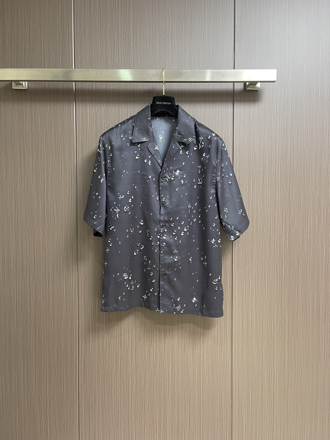 NO:690719,Tops and pants LV 2026SS early spring new full-width Monogram waterdrop jacquard short-sleeved poplin shirt and shorts suit, cut from drapey mulberry silk twill fabric, embellished with Monogram Waterdrops print throughout. The classic logo turns into trompe l'oeil raindrops, echoing the British pastoral theme of this season. Pair with the same shorts to create a fashionable vacation look. Sizes S-XL, Louis Vuitton, shorts, shirts, T-shirt,19860909上衣 裤子 LV 2026SS早春新款全幅Monogram水滴提花短袖府绸衬衫短裤套装,采用垂顺的桑蚕丝斜纹面料裁成,全幅点缀 Monogram Waterdrops 印花.经典标识化作错视雨滴,呼应本季的英伦田园主题.搭配同款短裤,打造时髦度假造型.尺码S-XL,,louis vuitton,shorts,shirts,T-shirt,,Men's clothing