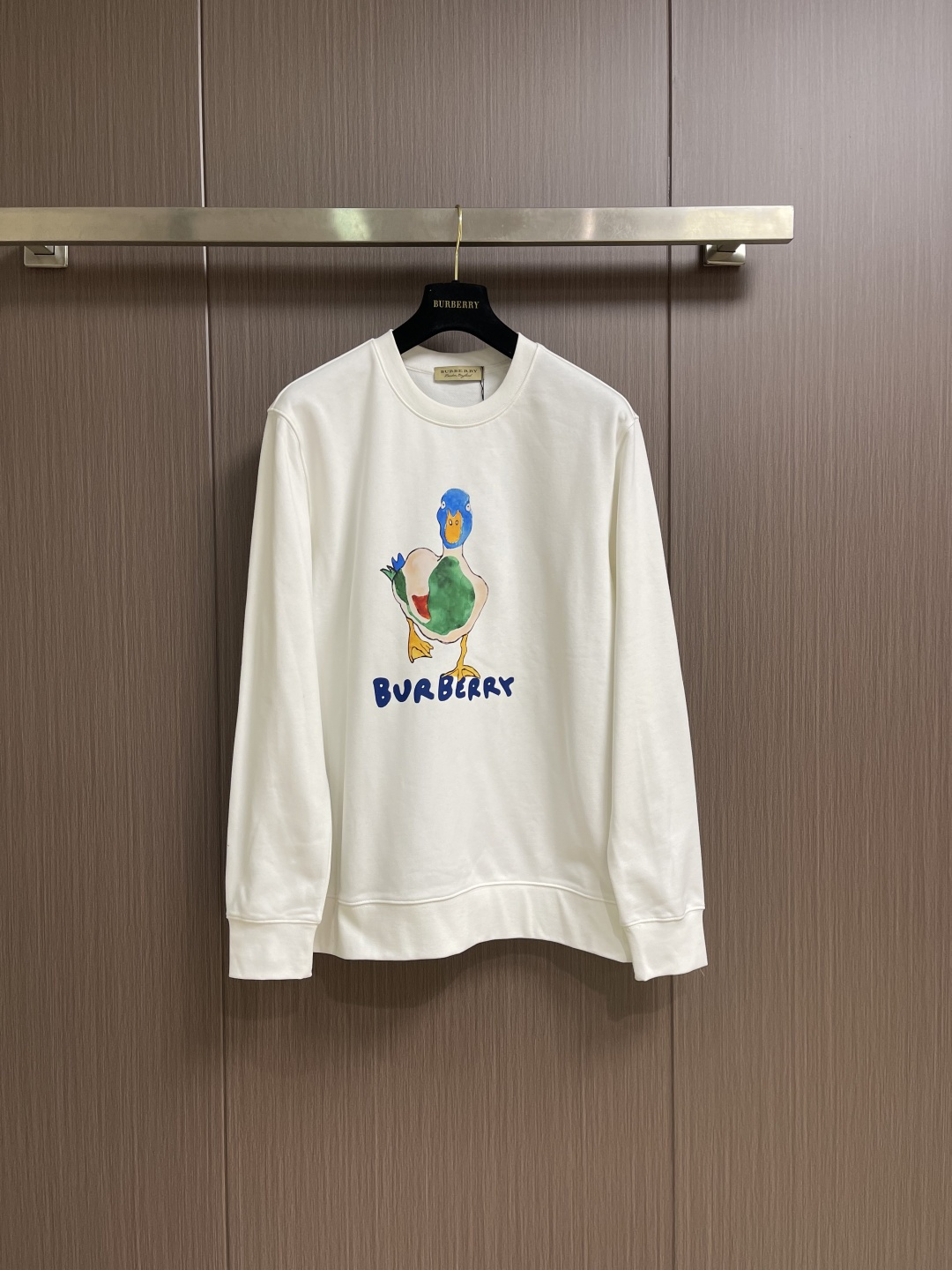 NO:690692,Burberry duck graffiti print logo crew neck sweatshirt, knitted crew neck cotton crew neck sweatshirt, terry cotton fabric, brand letter logo printing on the chest, ribbed knit collar, classic tailoring, same style for men and women. Sizes M-XXL  Shoulder width 51, bust 120, sleeve length 67, XXL size, dress length 75, shoulder width 52, bust 124, sleeve length 68.5,,burberry,hoodie,sweatshirts,19860909Burberry 鸭子涂鸦印花logo圆领卫衣,针织圆领棉布圆领卫衣,毛圈棉质面料,前胸品牌字母logo印花,罗纹针织衣领,经典剪裁版型,男女同款.尺码M-XXL M码 衣长69肩宽48胸围112袖长64 L码衣长71 肩宽49胸围116袖长65.5 XL码 衣长73 肩宽51胸围120袖长67 XXL码 衣长75 肩宽52胸围124袖长68.5,,burberry,hoodie,sweatshirts,,Men's clothing