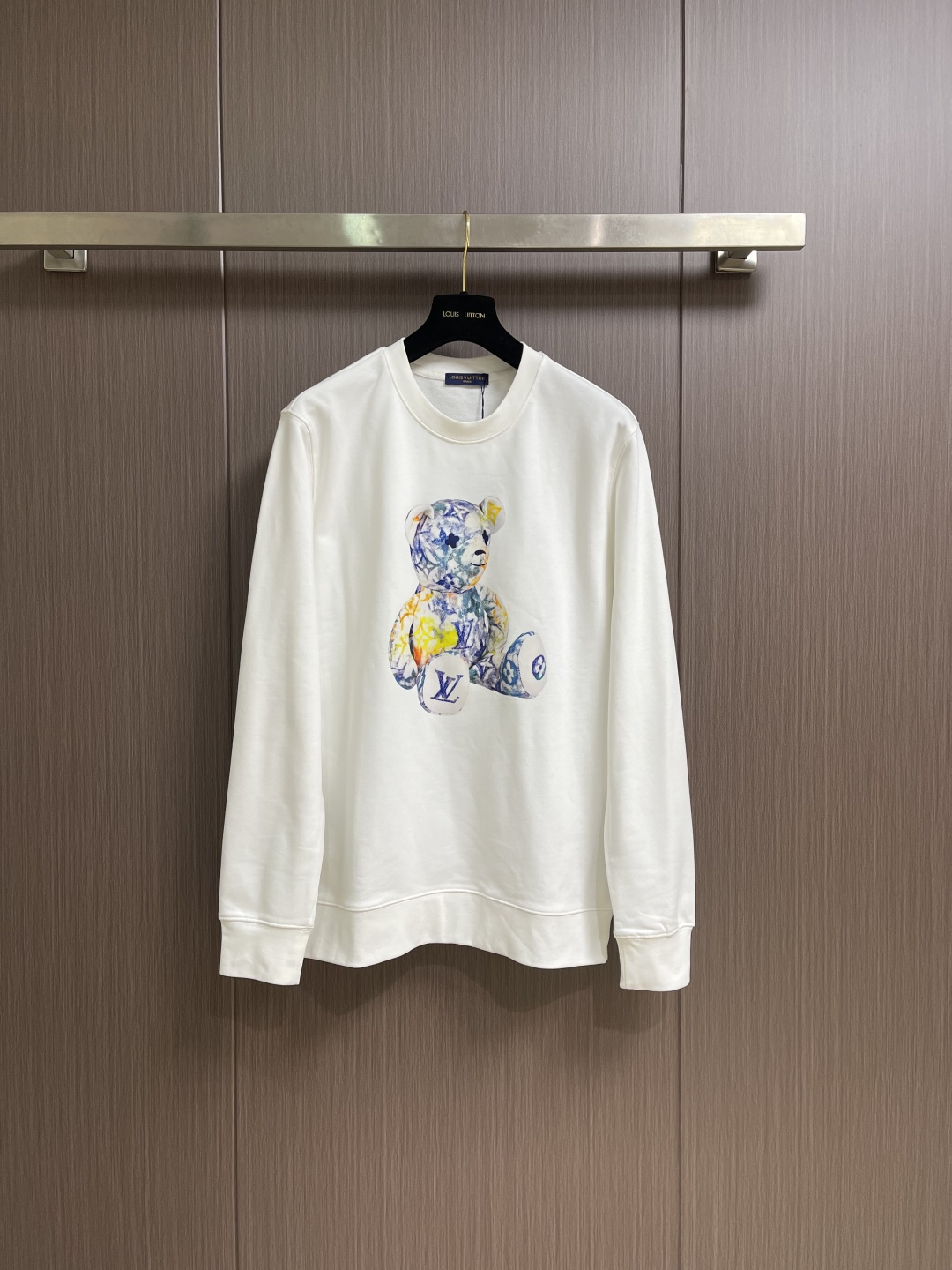 NO:690694,LV 2026SS early spring graffiti bear logo round neck sweatshirt, the logo is exquisitely upgraded, the 420g double-strand large terry fabric is dyed in the same vat, the fabric is very comfortable, fashionable and personalized, a super versatile and good-looking sweatshirt, very suitable for both men and women, a must-have, tag collar, washed wheat, three standards complete. Sizes M-XXL M, length 69, shoulder width 48, bust 112, sleeve length 64, size L, length 71  Shoulder width 49 Bust 116 Sleeve length 65.519860909LV 2026SS早春涂鸦小熊logo标识圆领卫衣,logo 标识精致升级,420克双股大毛圈面料同缸染面料手感非常舒服,时尚又个性超级百搭好看的一款卫衣,男女都非常合适人手必备款,吊牌领标水洗麦三标齐全.尺码M-XXL M码 衣长69肩宽48胸围112袖长64 L码衣长71 肩宽49胸围116袖长65.5 XL码 衣长73 肩宽51胸围120袖长67 XXL码 衣长75 肩宽52胸围124袖长68.5,,louis vuitton,hoodie,sweatshirts,,Men's clothing