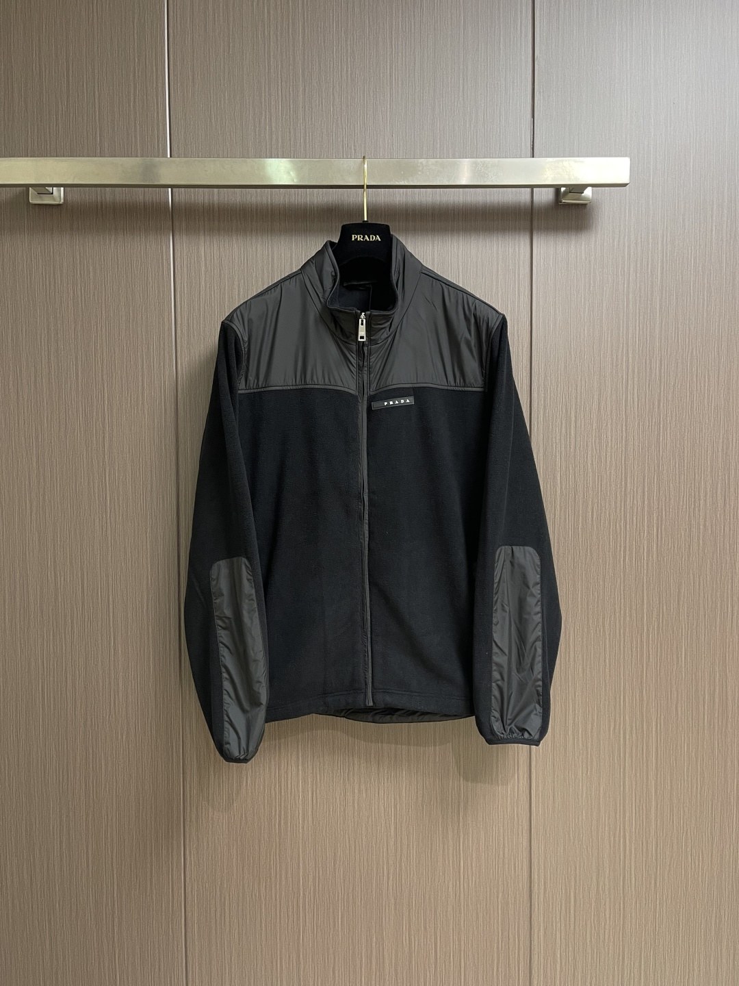 NO:691579,PRADA spliced ​​polar fleece nylon jacket, 2025ss spliced ​​classic craft thin cotton jacket, meticulous top-grade craft fabrics, classic elements fused to create a complete 3-standard, trendy men's fashion, both in terms of upper body comfort and unparalleled existence. Sizes M-XXL,, prada, jackets & coats, jackets & coats,19860909PRADA 拼接摇粒绒尼龙夹克外套,2025ss拼接款经典工艺薄棉外套,细致顶级工艺面料,经典元素融合打造3标齐全,潮男时尚,无论是上身舒适度还是都是无可比拟的存在.尺码M-XXL,,prada,jackets & coats,jackets & coats,,Men's clothing