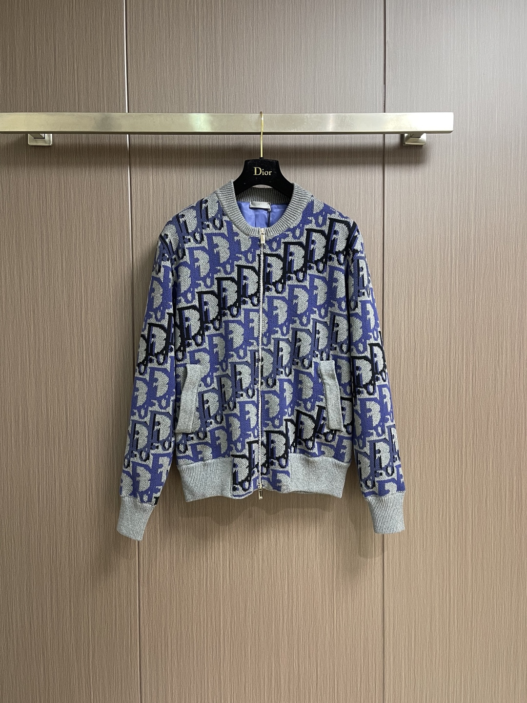 NO:690731,DIOR all-over printed gradient jacquard knitted cardigan sweater is made of sheep wool knitted fabric. The selected sheep wool ensures a soft and comfortable texture. The surface of the fabric presents the brand's iconic multi-color Oblique print through exquisite craftsmanship, presenting a classic and elegant graphic style. Exquisite printing details are spread throughout the body, fully demonstrating Dior  The consistent design temperament adds a visual layer of the same tone to various styles. In terms of craftsmanship, it adopts a two-way zipper design with an eye-catching Dior logo, which opens and closes smoothly and is decorative. The welt pockets are cleverly integrated into the overall pattern, maintaining practicality without destroying the integrity of the print. The ribbed collar, cuffs and hem  The treatment enhances the three-dimensional sense of the silhouette, improves the fit of the wearer and the visual sophistication. Overall, this short piece perfectly combines the Oblique pattern and wool fabric through precise tailoring and meticulous decoration. While continuing the classic elements of Dior, it uses modern craftsmanship to present a unique graphic aesthetic. Sizes S-XL  Size S, bust 110, shoulder width 44, length 66, size M, bust 114, shoulder width 46, length 68, size L, bust 118, width 48, length 70, size XL, bust 122, shoulder width 50, length 72,,dior,sweaters,19860909DIOR 满印渐变提花针织开衫毛衣,采用绵羊毛针织面料打造,精选绵羊毛确保质感柔软舒适.面料表面通过精湛工艺呈现品牌标志性的多色Oblique印花,呈现出经典优雅的图形风格.通体遍布精致的印花细节,充分展现了Dior 一贯的设计气质,为各类造型增添了同色调的视觉层次.工艺上,采用双向拉链设计,拉链有醒目的Dior标志,开合流畅且兼具装饰性.贴边口袋巧妙融入整体图案之中,既保持了实用性又不破坏印花的完整性.罗纹衣领、袖口和底边的处理增强了廓形的立体感,提升了穿着的贴合度及视觉上的精致感.整体上,这件短通过精准的剪裁与细致的装饰,将Oblique图案与羊毛面料完美结合,在延续Dior经典元素的同时,以现代工艺呈现独特的图形美学.尺码S-XL S码 胸围110肩宽44 衣长66 M码胸围114肩宽46 衣长68 L码 胸围118肩宽48 衣长70 XL码胸围122 肩宽50衣长72,,dior,sweaters,,Men's clothing