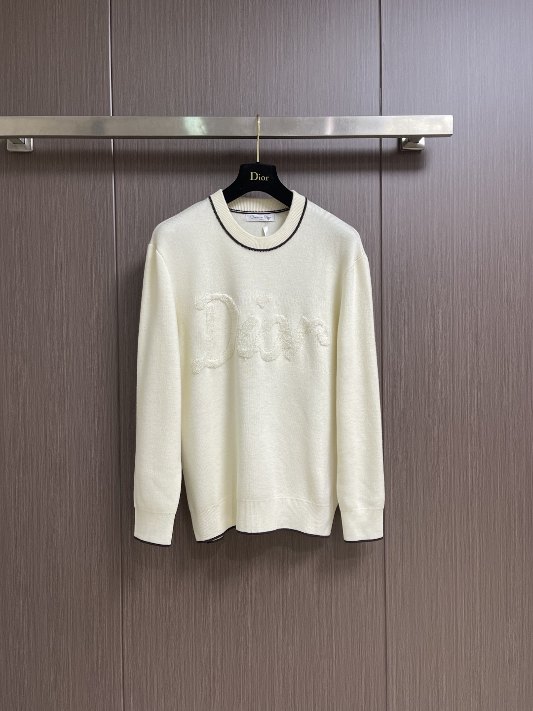 NO:691564,Dior machine-sewn logo knitted sweater. The chest logo is woven with a 7-needle imported machine. The size is customized according to the original 1:1 data. Garment washing - remove wool surface impurities - solid color - fixed version - add hand feel. This sweater is a new product in the 2026 spring men's series, decorated with the Dior Ribbon logo, paying homage to Dior  It pays homage to the exquisite craftsmanship of the workshop. It is carefully made of white sheep wool jersey fabric, with ribbed round neck, cuffs and hem. The elegant version can be matched with jeans to create a casual and fashionable exquisite look. Dior Ribbon embroidery, ribbed round neck, cuffs and hem. The overall routing is straight and delicate, the fabric is comfortable and soft, and the color is consistent without color difference. It can be matched with the same style to create a fashionable look and control various occasions. Customized accessories, complete three standards, same style for men and women!  Size M-XXL,,dior,jeans,sweaters,19860909Dior 机缝线绣标识针织毛衣,胸口徽标采用正7针进口机织出,大小尺寸按原版1:1数据定织.成衣洗水﹣去除羊毛表面杂质﹣固色﹣固定版型﹣添加手感.这款针织衫是二零二六春季男装系列新品,饰以Dior Ribbon 标志,向Dior 工坊的精湛工艺致敬.采用白色绵羊毛平纹针织面料精心制作,搭配罗纹圆领、袖口和底边.优雅版型,可与牛仔裤搭配,打造休闲时髦的精致造型.Dior Ribbon刺绣,罗纹圆领、袖口和底边.整体走线平直细腻,面料舒适柔软,颜色一致无色差 能与同款搭配营造时尚造型,驾驭各种场合,定制辅料,三标齐全,男女同款！尺码M-XXL,,dior,jeans,sweaters,,Men's clothing