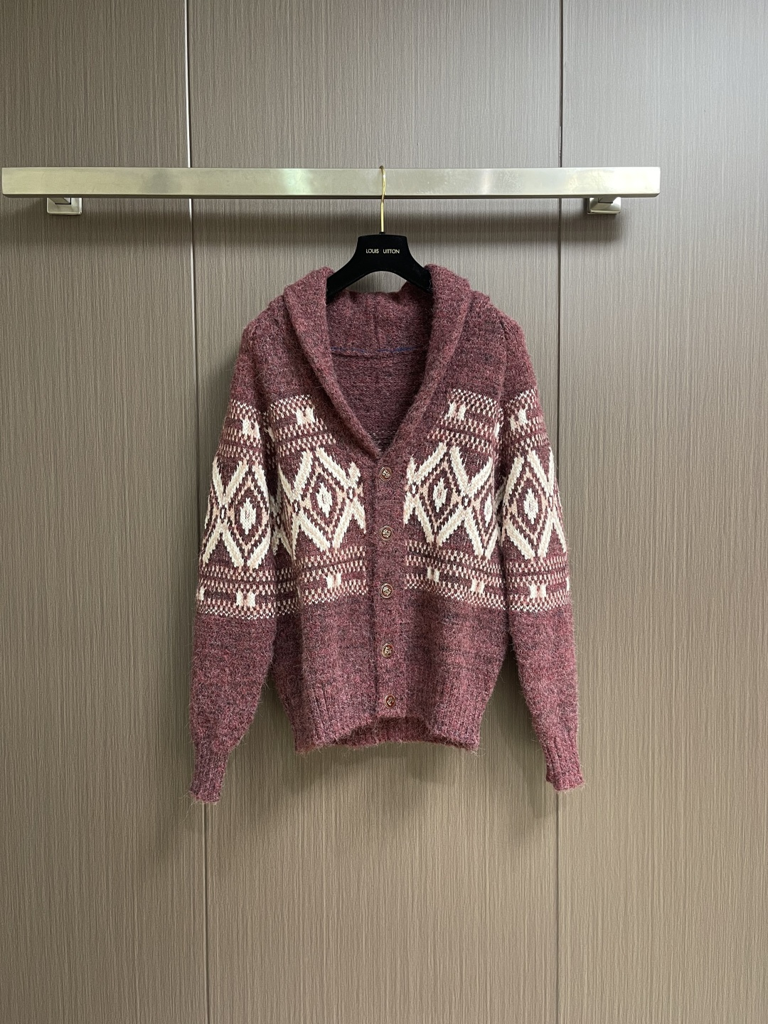 NO:690734,BC Brunello  Cucineli shawl collar geometric jacquard knitted cardigan sweater is made of selected cashmere and wool blended fabrics, which is delicate and soft to the touch, with both warmth and light drape. Fair Isle jacquard technology takes geometric patterns as the core and presents rich color levels through precise knitting technology. Each pattern is hand-stitched to ensure that the pattern is aligned and seamless. The V-neck cut smoothly modifies the neck line, and the front buttons are made of natural shell material  The quality and details show retro sophistication. The body adopts three-dimensional knitting technology to ensure that the fit is stiff and not easy to deform. The cuffs and hem are ribbed to enhance fit and durability. The overall production continues traditional Italian handcrafts. Each sweater needs to be inspected one by one by multiple craftsmen to ensure that the stitches are even and the color transition is natural, perfectly integrating classic aesthetics and excellent wearing experience. Sizes 48-54, brunello  cucinelli,sweaters,shawls,19860909BC Brunello Cucineli披肩领几何提花针织开衫毛衣,采用精选羊绒羊毛混纺面料,触感细腻柔软,兼具保暖性与轻盈垂坠感.费尔岛提花工艺以几何图案为核心,通过精准的针织技术呈现丰富的色彩层次,每一处纹样均手工缝合,确保图案对齐无缝.V领剪裁流畅修饰颈部线条,前襟纽扣选用天然贝壳材质,细节处彰显复古精致.衣身采用立体编织工艺,保证版型挺括不易变形.袖口与下摆以罗纹收边,增强贴合度与耐用性.整体制作延续传统意大利手工技艺,每件毛衣需经过多位匠人逐一检查,确保针脚均匀、色彩过渡自然,完美融合经典美学与卓越穿着体验.尺码48-54,,brunello cucinelli,sweaters,shawls,,Men's clothing