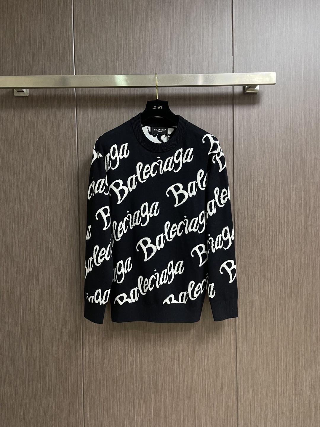 NO:691567,Balenciaga  Advanced color matching logo logo barrage jacquard round neck sweater, wool custom dyeing, hanging jacquard fabric pieces, double stitching disc technology, special soft wash, full set of accessories, color dyeing wool combined with double-sided jacquard technology, using 12s fine knitting pieces, wool original pairing  After dyeing, the double-sided jacquard machine imported from Germany is used to make the wool. The sweater is designed with a deconstructed reduction design, which is a test of the exquisite knitting craftsmanship. The degree of delicacy is visible to the naked eye. It has obvious color, rich and soft feel, and delicate fabric.  Features. The flower position restores the flower painting effect, full-width letter design, and the jacquard design is completely customized according to the original measurement. The difficulty in production lies in the design of the floral English letters. The flower painting process is cumbersome and complicated; in order to achieve the most ideal restoration effect, the production cost of the entire piece is increased.  .The pieces are heavily woven by a double-sided jacquard system machine. The imported wool texture is very comfortable and the color rendering is extremely high. The special washing process creates a soft feel and very high-end colors. Sizes M-XXL, balenciaga, sweaters,19860909Balenciaga 高级配色logo标识弹幕提花圆领毛衣,毛料定染、挂毛提花织片、对花缝盘工艺、特殊柔软洗水、全套辅料配备,对色定染毛料结合双面提花工艺,采用12s细针织片,毛料原装对色定染后采用德国进口双面提花机器打造,毛料对色定染.毛衣的设计采用了解构还原设计,相当考验针织工艺还原精湛,细腻程度肉眼可见.具有色泽明显、手感丰富柔软、面料细腻的特性.花位还原画花效果、全幅字母设计,提花设计完全根据原版度量定制,制作难点在于花体英文字母是设计.画花过程繁琐复杂；为求达到最理想的还原效果而增大了整件的制作成本.由双面提花系统机器进行重工织片,进口毛料质感非常舒适,显色度极高.特殊洗水工艺打造柔软手感,很高级的颜色.尺码M-XXL,,balenciaga,sweaters,,Men's clothing