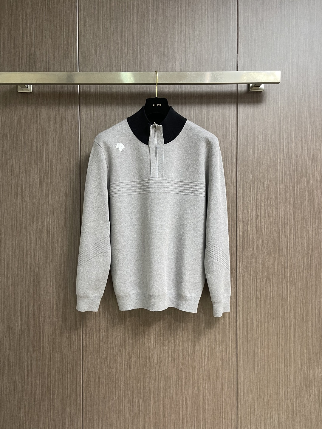 NO:691570,Descente half-zip knitted sweater, the encounter between fashion and warmth. This embroidered knitted sweater is a rare treasure item in the wardrobe in early spring. The delicate and soft knitted fabric has no itchy feeling when worn next to the body, as if it is wrapped by gentle clouds, giving the skin the most gentle care. It has outstanding thermal insulation properties and can firmly lock in warmth in the cold wind. Embroidery is a  The highlight is that the exquisite stitching outlines the letters to life, adding unique personality and fashion sense to the whole. Whether it is paired to show casualness or to create an elegant temperament, it can be easily controlled, making you stand out from the crowd and become the focus of fashion. It is the best choice for those who pursue individuality and quality. Sizes M-XXL,,sweaters,19860909Descente迪桑特半拉链针织毛衣,时尚与温暖的邂逅这件刺绣针织,是早春衣橱里不可多得的宝藏单品.细腻柔软的针织面料,贴身穿也毫无刺痒感,仿佛被轻柔的云朵包裹,给予肌肤最温柔的呵护,保暖性能更是出众,寒风中也能牢牢锁住温暖.刺绣是一大亮点,精致的针法将字母勾勒得栩栩如生,为整体增添了独特的个性与时尚感.无论是搭配展现休闲随性,还是配营造优雅气质,它都能轻松驾驭,让你在人群中脱颖而出,成为时尚焦点,是追求个性与品质人士的不二之选.尺码M-XXL,,sweaters,,Men's clothing