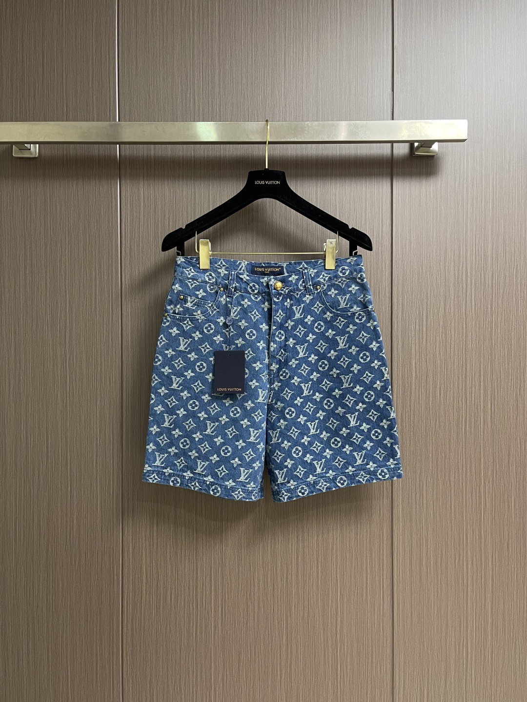 NO:690721,LV all-over printed denim shorts, classic denim blue collides with LV presbyopia all over printed, a perfect balance between retro and luxury!  Selected washed denim fabric, soft and firm but not stuffy, super comfortable for daily wear ~ Loose five-quarter pants are tolerant and easy to control the body, metal buttons + classic pocket design details are full. Size 29-30-31-32 S-XL The counter size is larger 29/S Waist 80 Hips 100 Pants length 47 30/M Waist 84 Hips 104 Pants length 47.5  31/L waist 88 hips 108 pants length 48 32/XL waist 92 hips 112 pants length 48.5,,louis vuitton,shorts,19860909LV 满印牛仔短裤,经典丹宁蓝碰撞LV老花满印,复古与奢潮狠狠拿捏！精选水洗牛仔面料,软挺有度不闷肤,日常穿超舒服～宽松五分裤型对身材包容轻松驾驭,金属纽扣＋经典口袋设计细节拉满.尺码29-30-31-32 S-XL 专柜码数偏大 29/S腰围80 臀围100 裤长47 30/M 腰围84 臀围104 裤长47.5 31/L腰围88 臀围108 裤长48 32/XL 腰围92 臀围112 裤长48.5,,louis vuitton,shorts,,Men's clothing