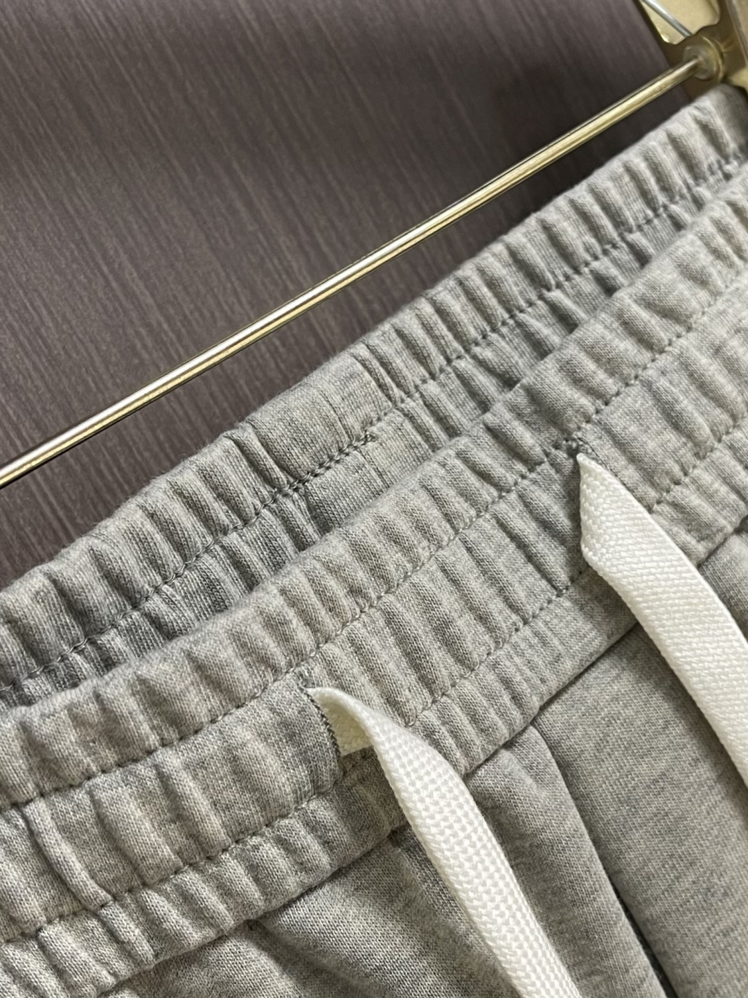 Jil Sander 灰色阴影卫裤，极简主义的舒适高阶表达，这款灰色阴影卫裤，以品牌标志性的极简设计为骨