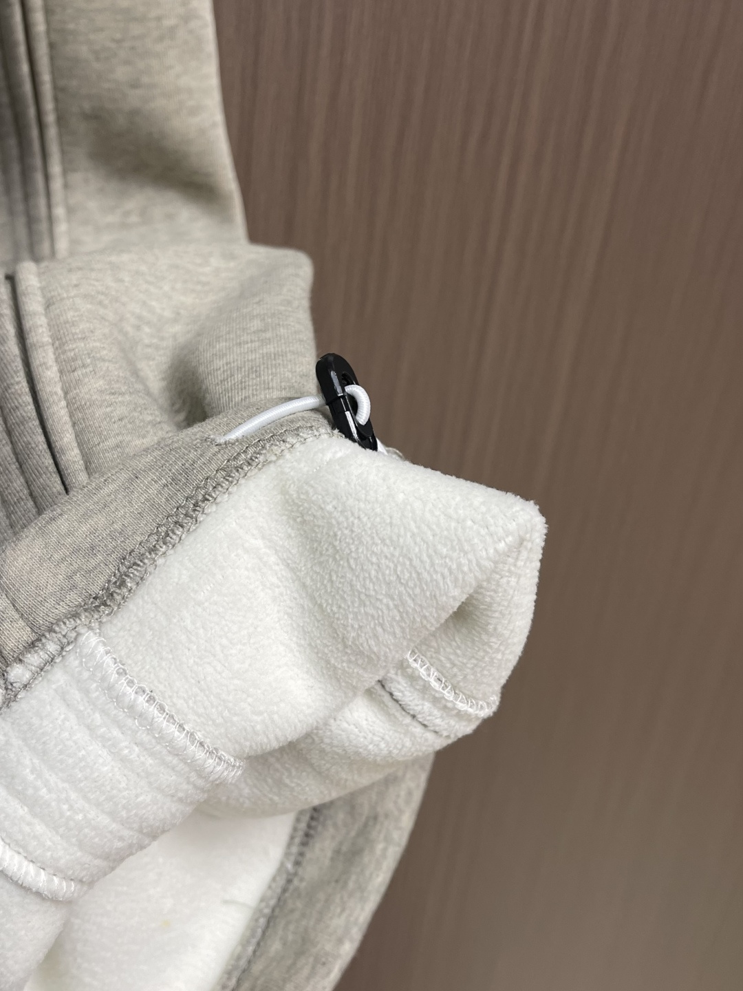 Jil Sander 灰色阴影卫裤，极简主义的舒适高阶表达，这款灰色阴影卫裤，以品牌标志性的极简设计为骨