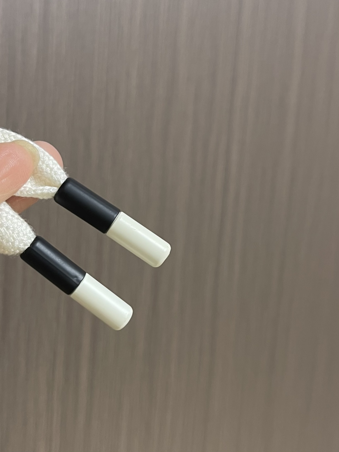 Jil Sander 灰色阴影卫裤，极简主义的舒适高阶表达，这款灰色阴影卫裤，以品牌标志性的极简设计为骨