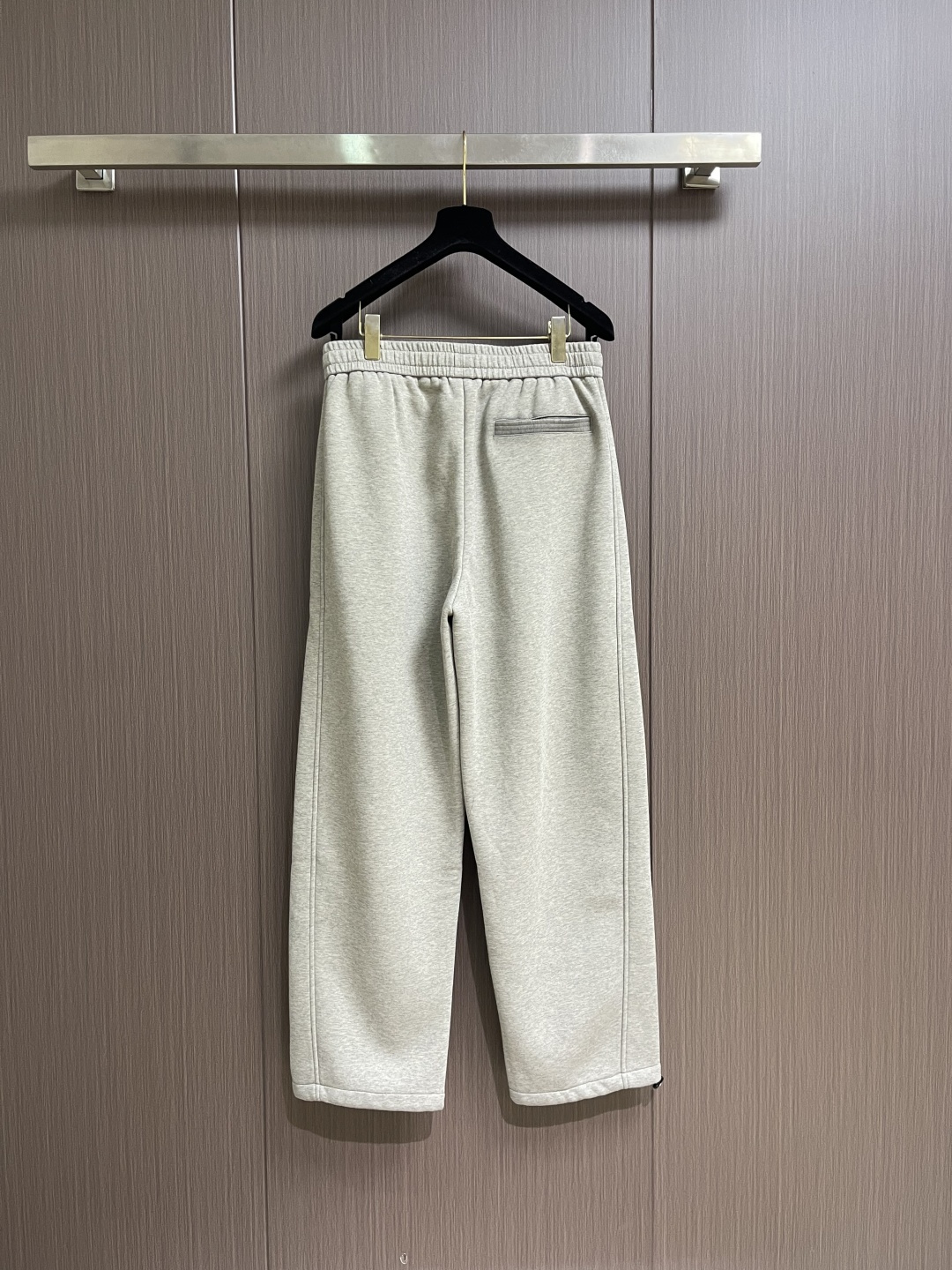 Jil Sander 灰色阴影卫裤，极简主义的舒适高阶表达，这款灰色阴影卫裤，以品牌标志性的极简设计为骨