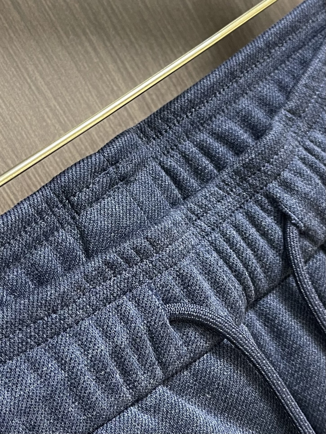 Jil Sander 金属蓝棉质直筒裤，极简主义的舒适高阶美学这款金属蓝直筒裤，以品牌标志性的极简设计语