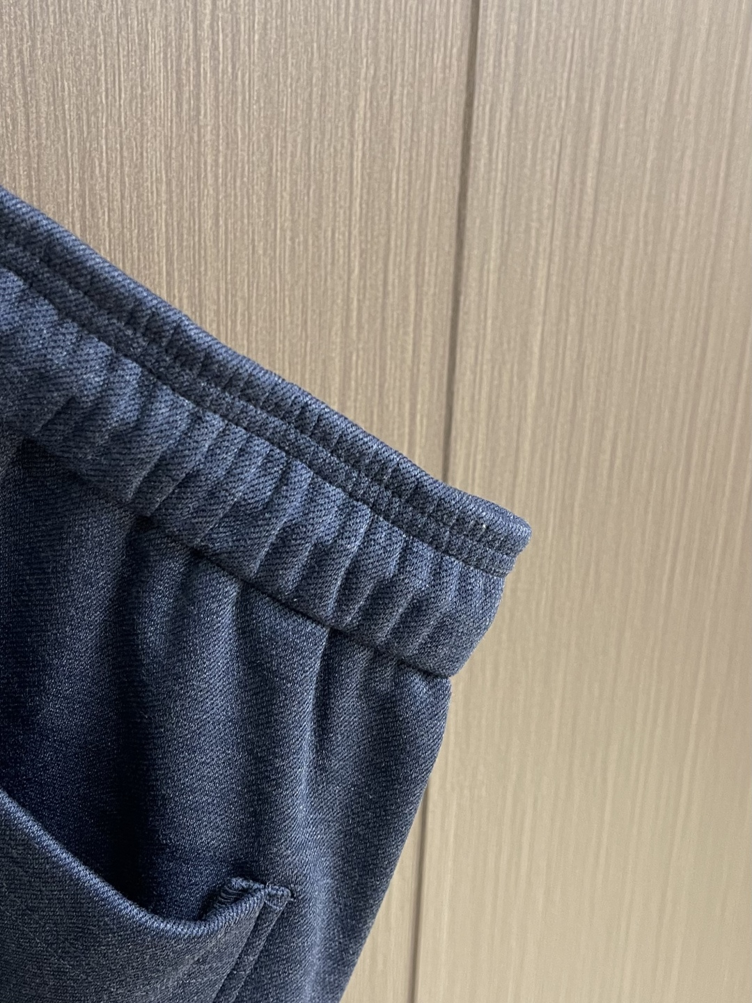 Jil Sander 金属蓝棉质直筒裤，极简主义的舒适高阶美学这款金属蓝直筒裤，以品牌标志性的极简设计语