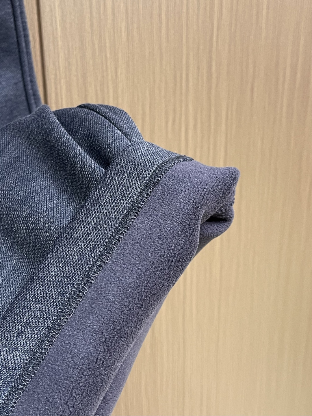 Jil Sander 金属蓝棉质直筒裤，极简主义的舒适高阶美学这款金属蓝直筒裤，以品牌标志性的极简设计语