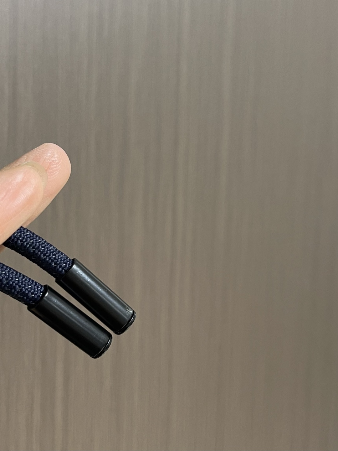 Jil Sander 金属蓝棉质直筒裤，极简主义的舒适高阶美学这款金属蓝直筒裤，以品牌标志性的极简设计语