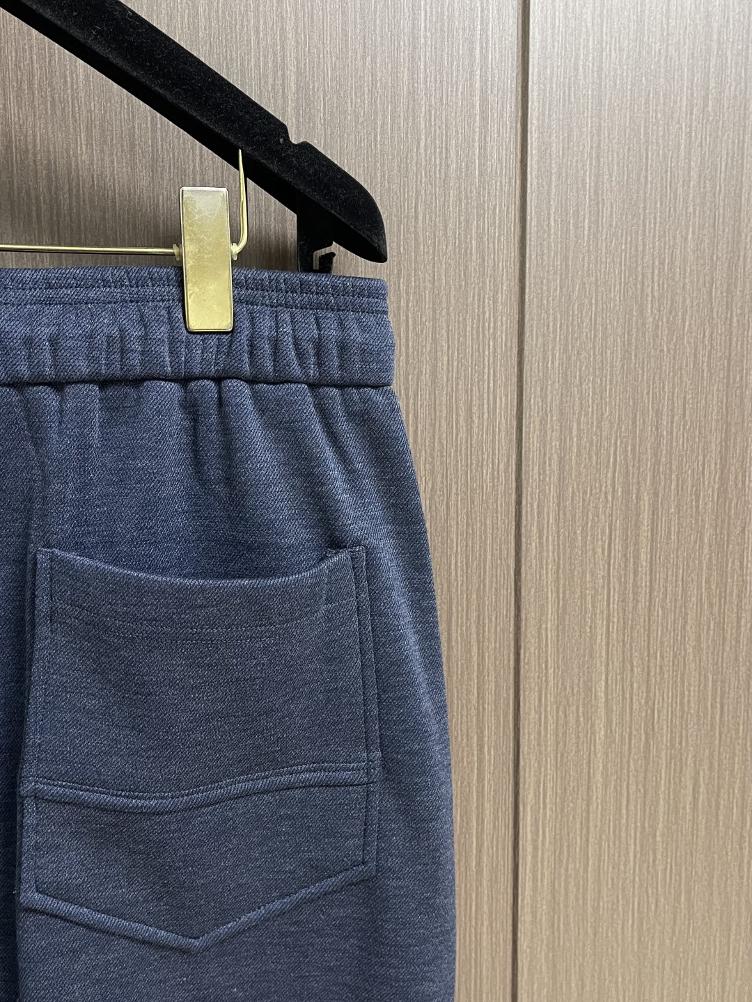 Jil Sander 金属蓝棉质直筒裤，极简主义的舒适高阶美学这款金属蓝直筒裤，以品牌标志性的极简设计语