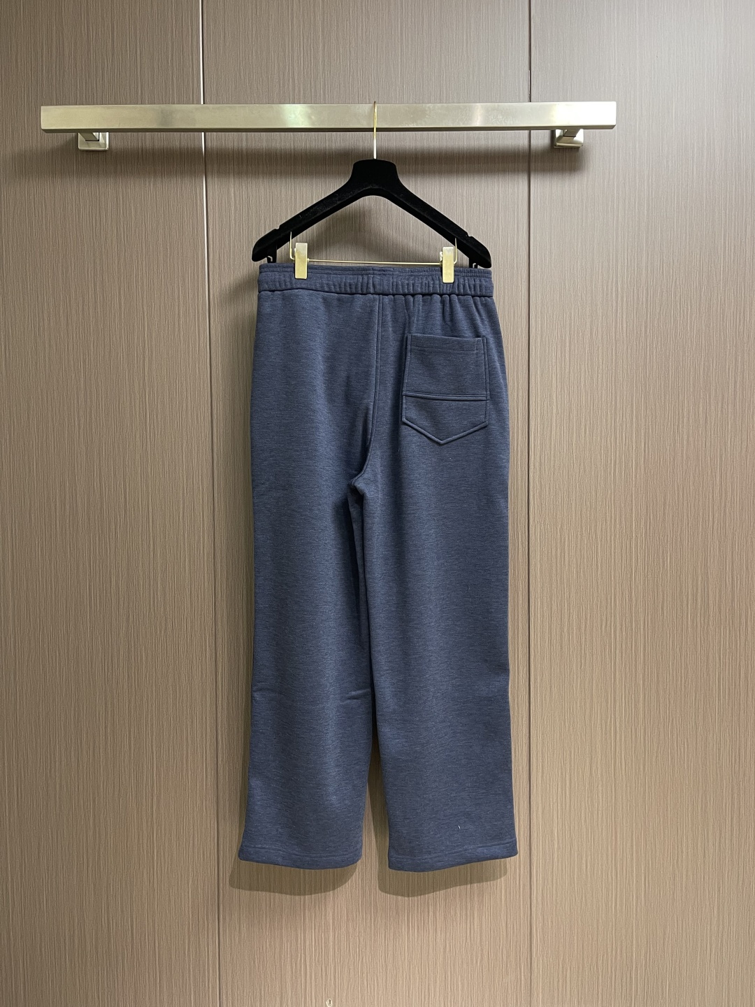 Jil Sander 金属蓝棉质直筒裤，极简主义的舒适高阶美学这款金属蓝直筒裤，以品牌标志性的极简设计语