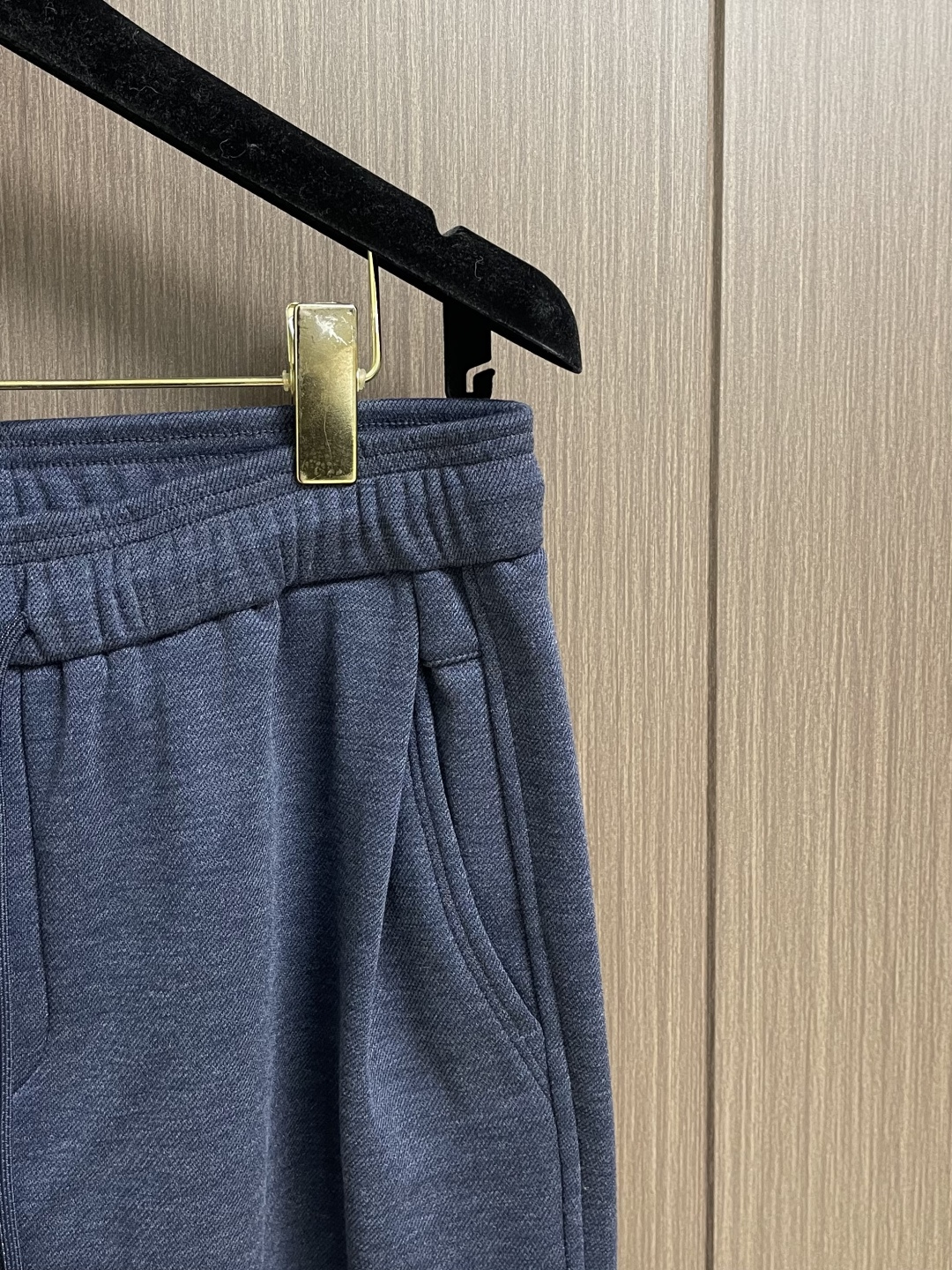 Jil Sander 金属蓝棉质直筒裤，极简主义的舒适高阶美学这款金属蓝直筒裤，以品牌标志性的极简设计语