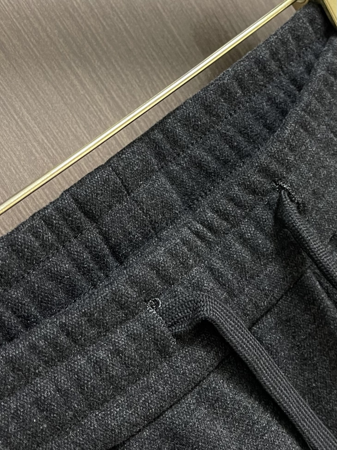 BV 混纺阔腿加绒休闲裤！当意式质感撞上松弛氛围——BV这条混纺阔腿裤，是秋冬衣橱的「氛围感王者」。软糯