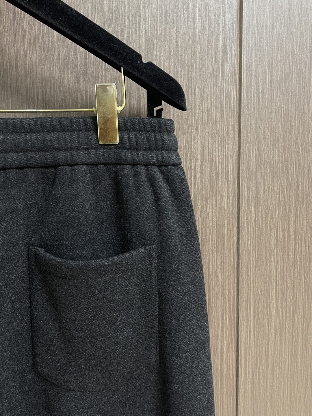 BV 混纺阔腿加绒休闲裤！当意式质感撞上松弛氛围——BV这条混纺阔腿裤，是秋冬衣橱的「氛围感王者」。软糯