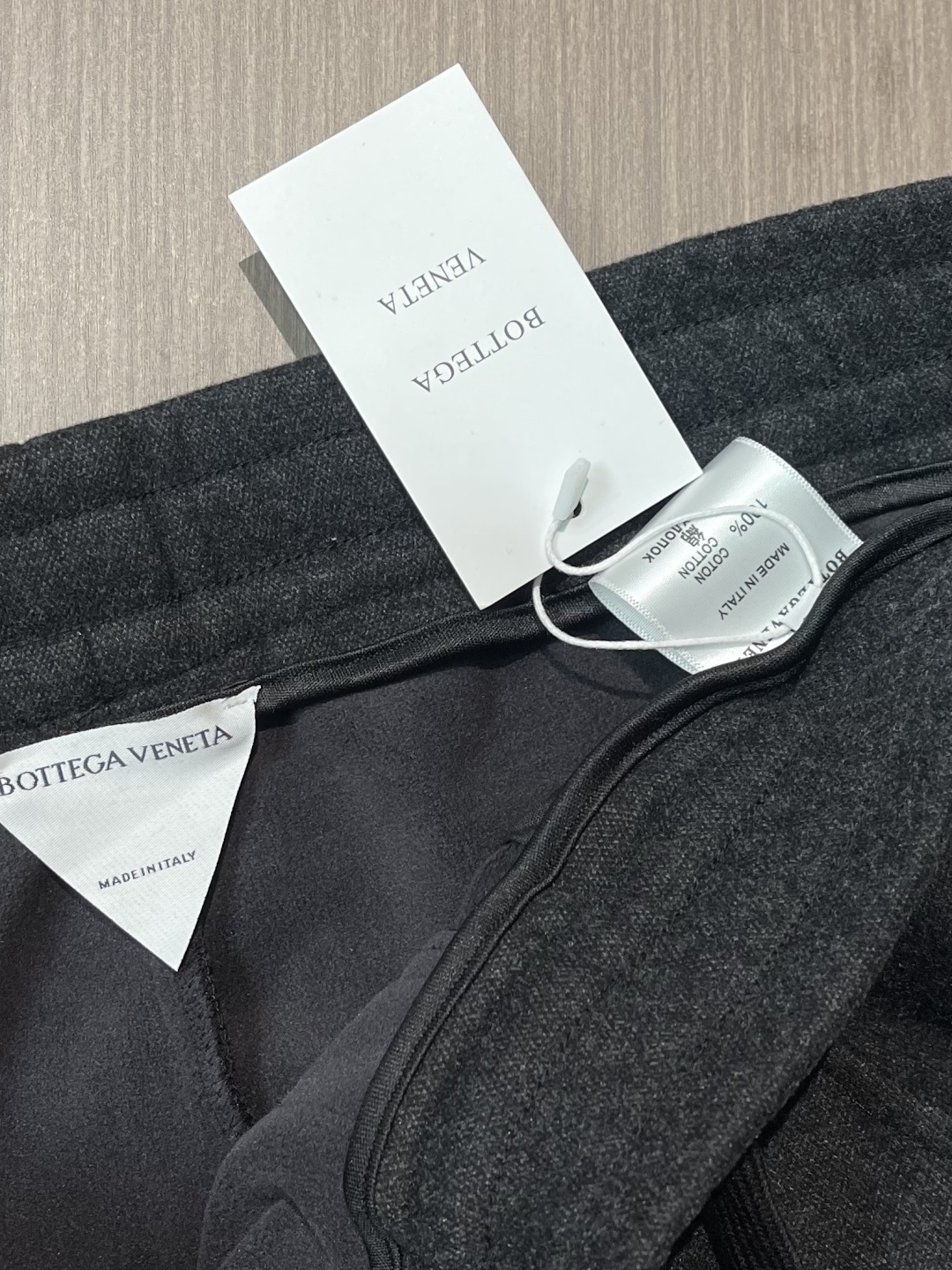 BV 混纺阔腿加绒休闲裤！当意式质感撞上松弛氛围——BV这条混纺阔腿裤，是秋冬衣橱的「氛围感王者」。软糯