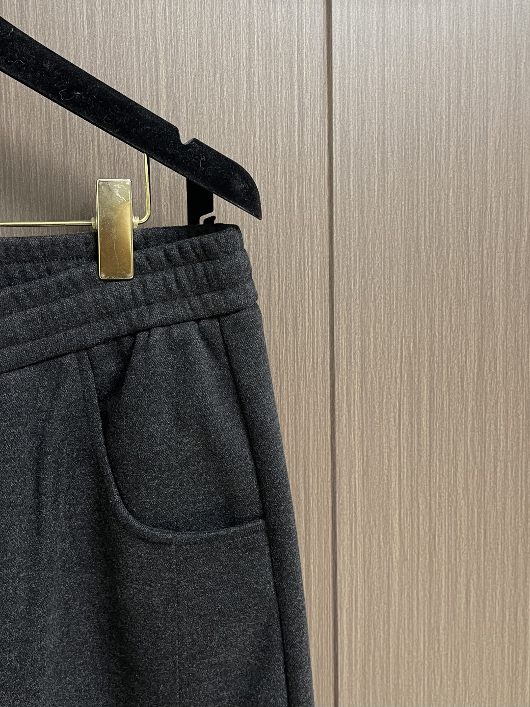 BV 混纺阔腿加绒休闲裤！当意式质感撞上松弛氛围——BV这条混纺阔腿裤，是秋冬衣橱的「氛围感王者」。软糯