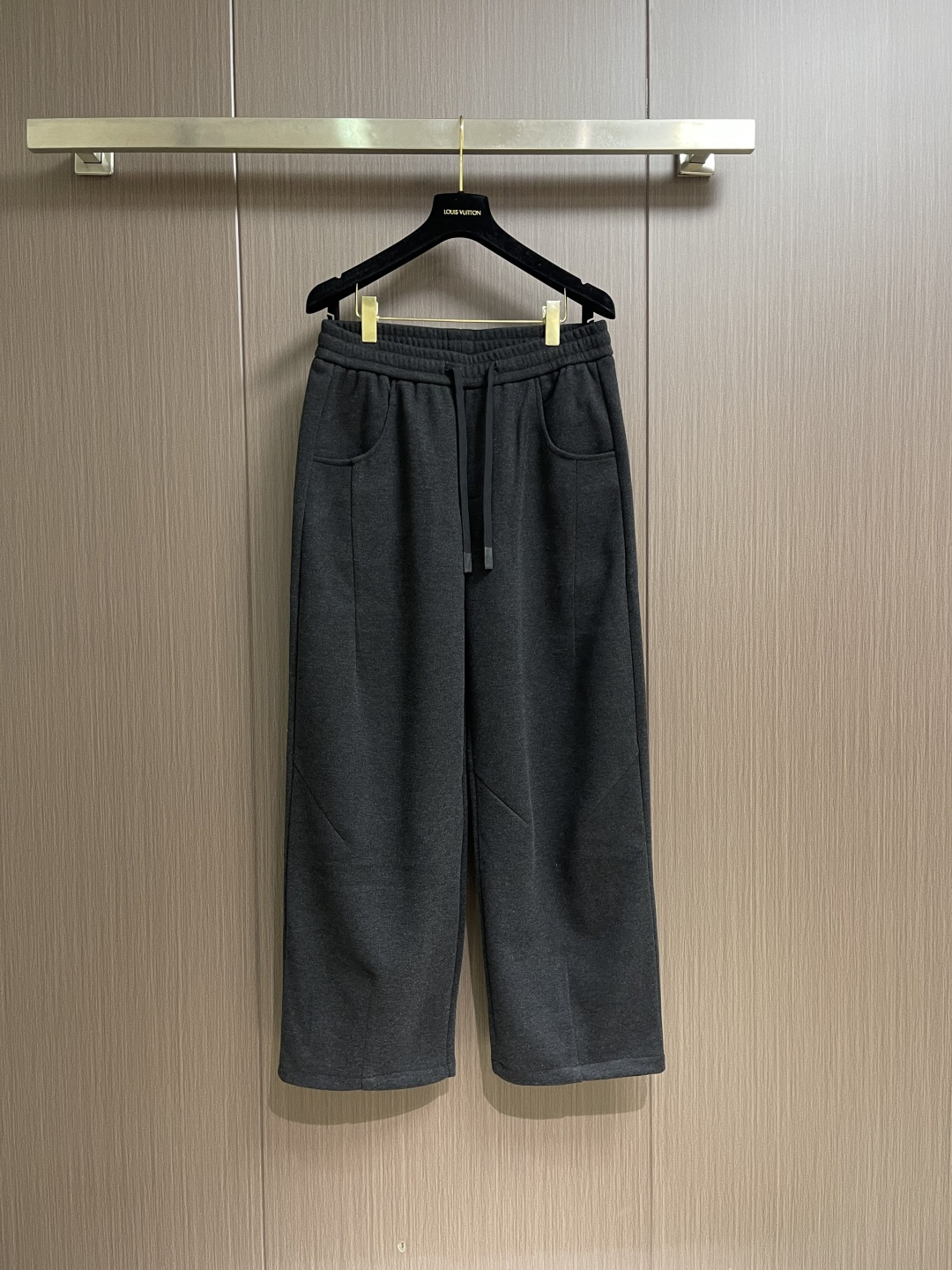 BV 混纺阔腿加绒休闲裤！当意式质感撞上松弛氛围——BV这条混纺阔腿裤，是秋冬衣橱的「氛围感王者」。软糯