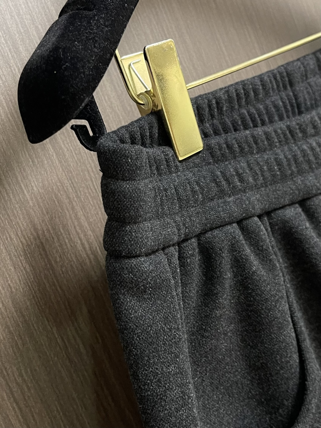 BV 混纺阔腿加绒休闲裤！当意式质感撞上松弛氛围——BV这条混纺阔腿裤，是秋冬衣橱的「氛围感王者」。软糯