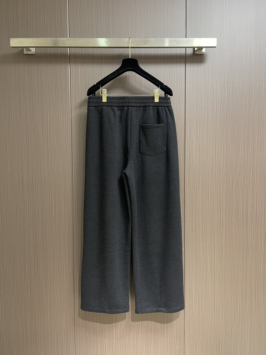 BV 混纺阔腿加绒休闲裤！当意式质感撞上松弛氛围——BV这条混纺阔腿裤，是秋冬衣橱的「氛围感王者」。软糯