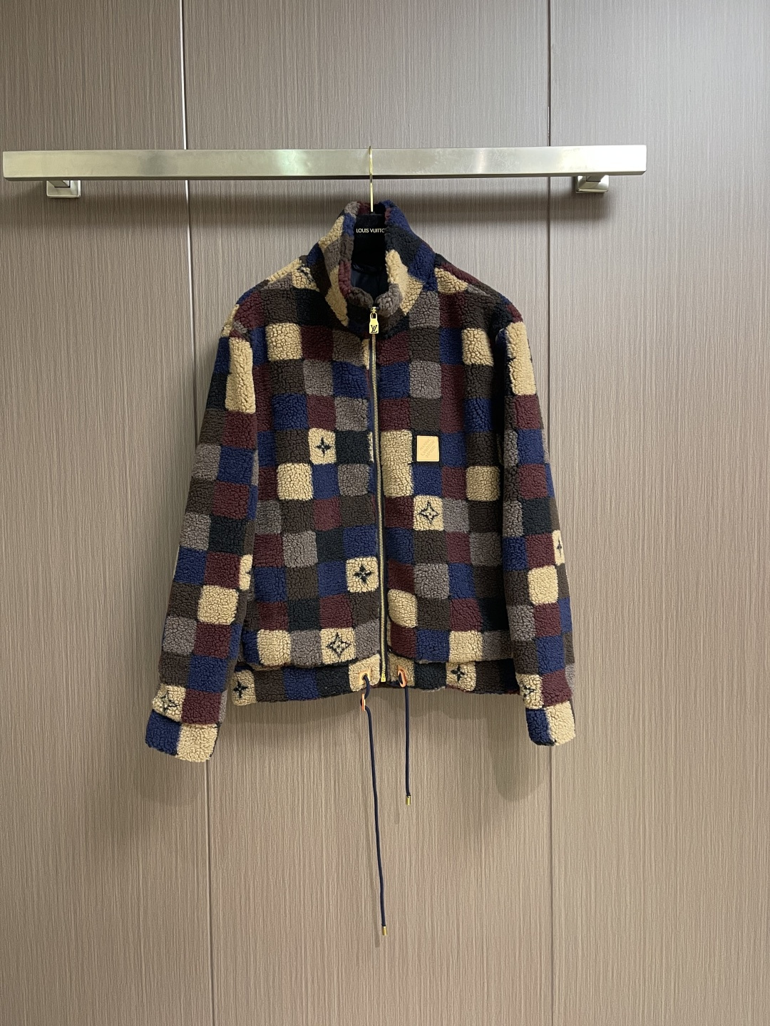 NO:690728,LV  Stand-up collar contrasting plaid Teddy plush jacket, the whole body is decorated with Teddy plush material, with a grainy short velvet texture, soft and comfortable texture, fashionable and western style, stand-up collar jacket tailoring, front zipper + all-over blue, red and brown checkerboard pattern contrasting colors  , interspersed with letters and four-leaf clover logo decoration, fully displaying the brand style. The hem is tightened with a leather drawstring, echoing the leather label engraved on the chest. The silhouette has a straight and furry feel. It has a fashionable tone and is the first choice for autumn and winter wear. Sizes S-XL  Size S, bust 116, shoulder width 51.5, length 70, size M, bust 120, shoulder width 53, length 71.5, size L, bust 124, width 54.5, length 73, size XL, bust 128, width 56, length 74.5, Louis Vuitton, jackets & coats,19860909LV 立领撞色格纹泰迪毛绒外套,通体饰以泰迪毛绒材质,颗粒感十足的短绒肌理,质感柔软舒适,时髦洋气,立领外套剪裁,前襟拉链＋通体蓝红棕棋盘格纹撞色,穿插点缀字母四叶草徽标装饰,尽显品牌格调.下摆以皮标抽绳收紧,呼应胸口印刻皮标,廓形立挺的毛茸茸手感,时髦腔调十,秋冬穿搭首选.尺码S-XL S码 胸围116 肩宽51.5 衣长70 M码胸围120 肩宽53衣长71.5 L码 胸围124 肩宽54.5 衣长73 XL码胸围128 肩宽56衣长74.5,,louis vuitton,jackets & coats,,Men's clothing