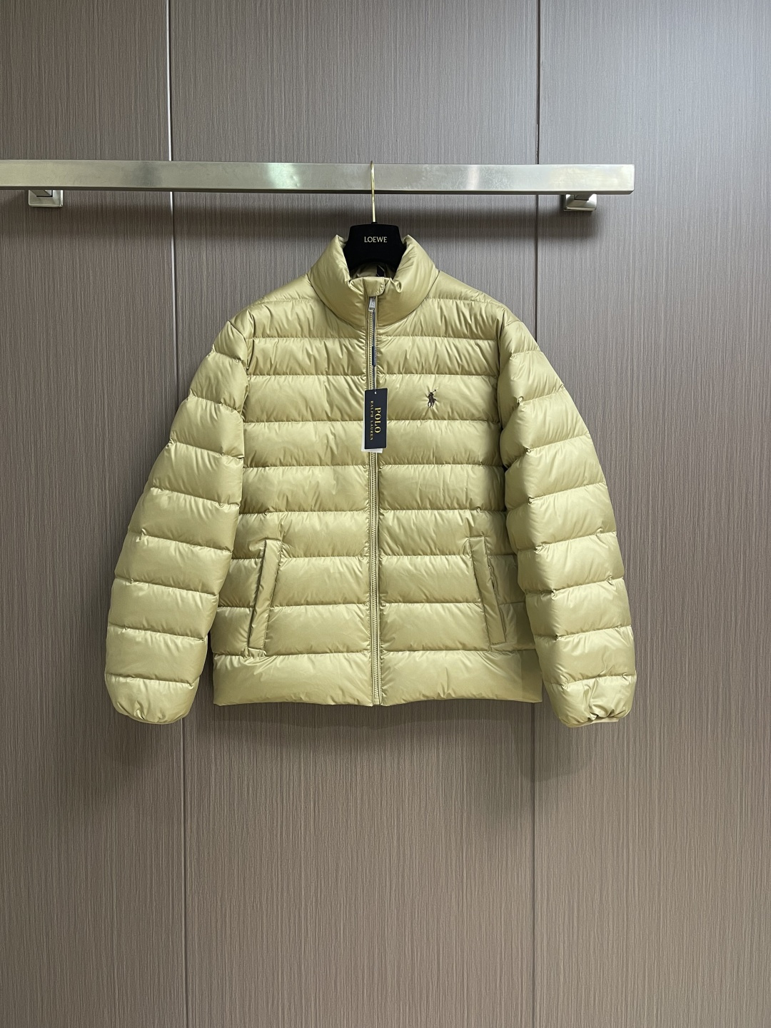 NO:690739,Ralph Lauren lightweight down jacket. The nylon fabric has good windproof and waterproof properties, which can effectively block the intrusion of wind and rain from the outside and keep the inside dry. It is suitable for wearing in humid or rainy environments. The red label on the chest is made of imported MEO embroidery machine.  First scan the original pattern and then use high-quality silk thread to make a pattern, and continue to make patterns to adjust the density effect. The details are processed and the exquisite zipper design is simple and elegant, easy to operate; the closing design of the cuffs and hem effectively prevents the intrusion of cold wind, improving the warmth and comfort of wearing. The high-quality filling is made of 90 white duck down, with a weight of 260g, ensuring excellent thermal insulation performance. After strict screening and processing, the down is not easy to drill, ensuring durability. Sizes S-XL, loro  piana,down jacket,19860909Ralph Lauren 拉夫劳伦轻便羽绒服,尼龙面料具有良好的防风防水性能,能有效阻挡外界风雨侵入 保持内部干爽,适合在潮湿或多雨的环境中穿着.胸口红标采用进口MEO刺绣机 先扫描原版图案再用高质量的丝线打版、不断打版看来调节密度效果.细节处理精致拉链设计简洁大方,易于操作；袖口和下摆的收口设计则有效防止寒风侵入,提升了穿着的保暖性和舒适度.高品质填充物选用90白鸭绒,克重达260g,确保保暖性能卓越.绒子经过严格筛选与处理之后,不易钻绒,保证了耐用性.尺码S-XL,,loro piana,down jacket,,Men's clothing