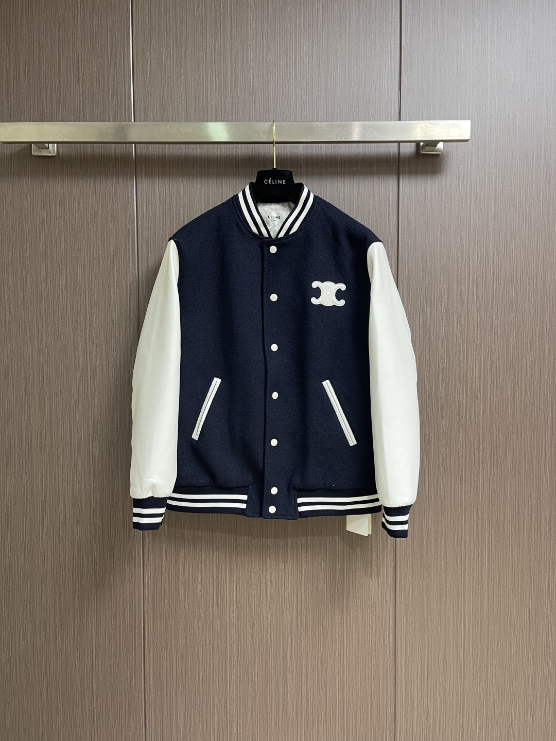 NO:691552,Celine Paris lettered baseball jacket, custom-made double composite star velvet and pivot light shadow leather, natural texture, comfortable and skin-friendly. Double C three-dimensional embossed badge is embellished on the chest, CELINE  The PARIS letter stamp spans the entire back, and the buttons on the front fly are hidden, breaking the dullness of dark clothes. The classic dropped shoulder sleeves of baseball uniforms merge with the expansion of the lantern sleeves to form a dynamic geometry. Imported machine embroidery leather stamp technology is used, using advanced computer control systems and precise mechanical components to realize the letter stamp embroidery operation. Hand-cranked relief embroidery, each letter is hand-crafted by craftsmen with warp and weft.  The craftsmanship is completed. The hand-cranked stretcher controls the direction of the embroidery thread. Three types of embroidery threads are alternately superimposed, making the edges of the letters naturally bulge like miniature reliefs. Pure manual water disassembly process. After completing the initial combination of the lining fabric and the cotton piece, the craftsman will further adjust and disassemble it in the water. The lining fabric and the cotton piece can achieve a perfect combination, making the lining fabric and the cotton piece more closely combined. Size 36-38-40-42  S-XL 36/S size bust 134 shoulder width 47.5 length 124 38/M size bust 138 shoulder width 49 length 128 40/L size bust 142 shoulder width 50.5 length 132 42/XL size bust 146 shoulder width 52 length 136,,celine,jackets & coats,jackets & coats,19860909Celine Paris 字母章仔棒球服夹克外套,定制双重复合星絮绒以及枢光韧影革,纹理自然,舒适贴肤.双C立体浮雕徽章点缀于胸前,CELINE PARIS字母章仔横跨整个后背,前门襟纽扣暗藏心机,打破深色衣身的沉闷,棒球服的经典落肩袖与灯笼袖的膨胀感融合,形成动态几何.采用进口机绣皮章仔工艺,使用先进的计算机控制系统和精密的机械部件,实现字母章仔刺绣作业.手摇浮雕绣,每一个字母都由匠人以经纬手摇工艺完成,手摇绷架控制绣线走向,3种粗细绣线交替叠加,使字母边缘自然隆起如微缩浮雕,纯手工水后拆卸工艺,完成套里布与棉片的初步结合后匠人会在水中进行进一步的调整和拆卸,套里布与棉片能够实现完美的结合,使得套里布与棉片的结合更为紧密.尺码36-38-40-42 S-XL 36/S码 胸围134 肩宽47.5衣长124 38/M码 胸围138 肩宽49 衣长128 40/L码 胸围142 肩宽50.5衣长132 42/XL码胸围146 肩宽52 衣长136,,celine,jackets & coats,jackets & coats,,Men's clothing