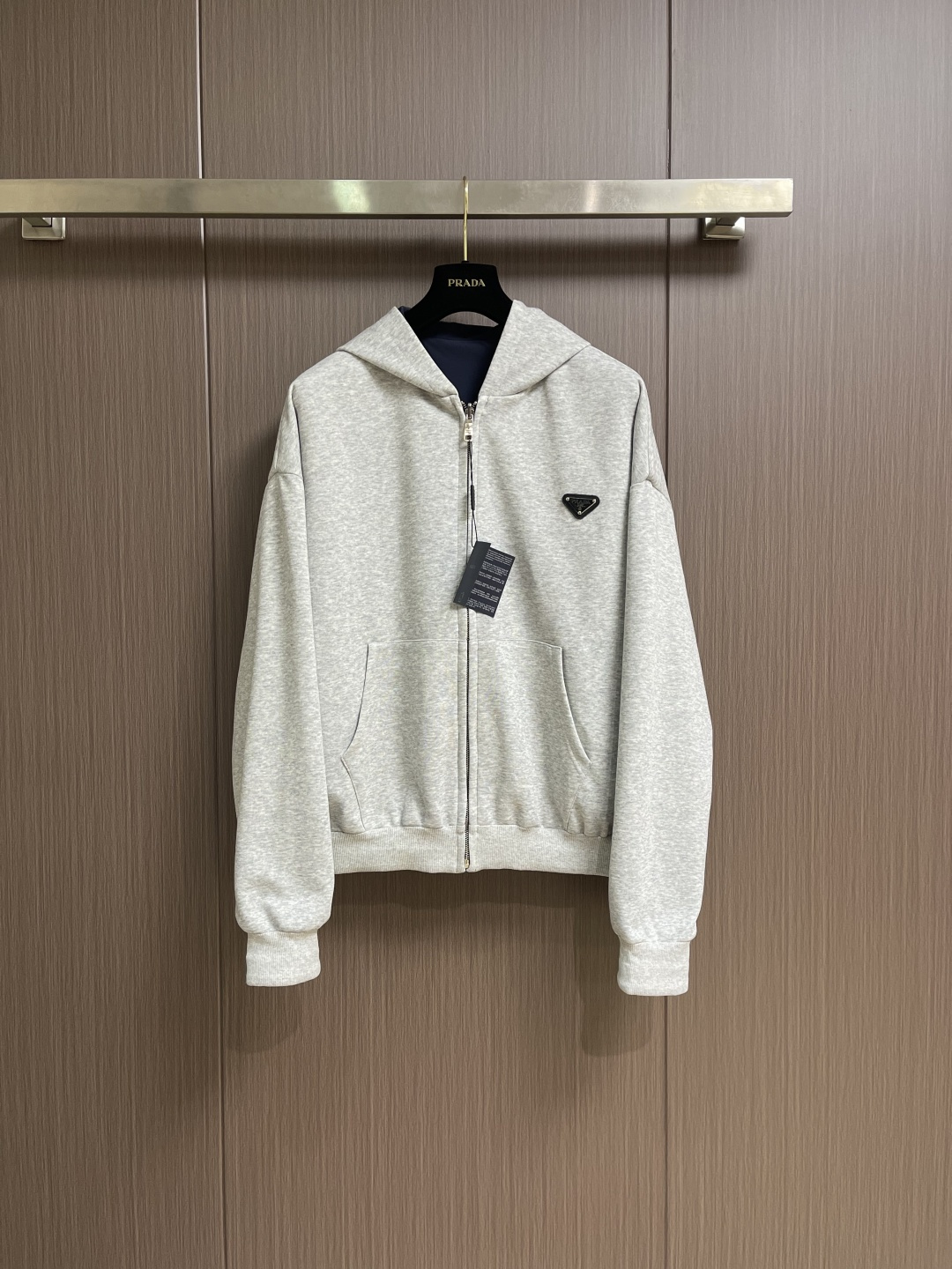 NO:691575,PRADA 2025ss autumn and winter zippered reversible hooded sweatshirt, a continuation of the classic style, with a triangle logo design on the chest. It has a very attractive and fitted version. The fabric is made of composite velvet fabric, which feels comfortable and is known as a breathable fabric. Through the structural design, it adopts a three-piece fabric structure of the inner, middle and outer parts to achieve a warm effect. It has good wrinkle resistance and is soft and comfortable, skin-friendly, smooth, breathable and warm. The fabric has a good backbone as a whole, and the overall upper body is tall and stylish!  Sizes S-XL S size bust 128 shoulder width 63 length 69.5 medium size bust 132 shoulder width 65 length 71 L size bust 136 shoulder width 67 length 72.5 XL size bust 140 shoulder width 69 length 74,,prada,hoodie,sweatshirts,hats,19860909PRADA 2025ss秋冬拉链两面穿连帽卫衣,经典款式的延续, 胸口logo三角标识设计 很有亮点合体的版型 面料采用复合绒面料,手感舒适,被誉为会呼吸的面料,通过结构设计采用里、中、外三片的织物结构,达到保暖效果,抗皱性佳入手柔软舒适, 亲肤爽滑透气保暖 面料整体又有着很好的骨干,整体上身挺拔有型！尺码S-XL S码胸围128 肩宽63 衣长69.5 M码 胸围132 肩宽65 衣长71 L码胸围136 肩宽67 衣长72.5 XL码 胸围140 肩宽69 衣长74,,prada,hoodie,sweatshirts,hats,,Men's clothing