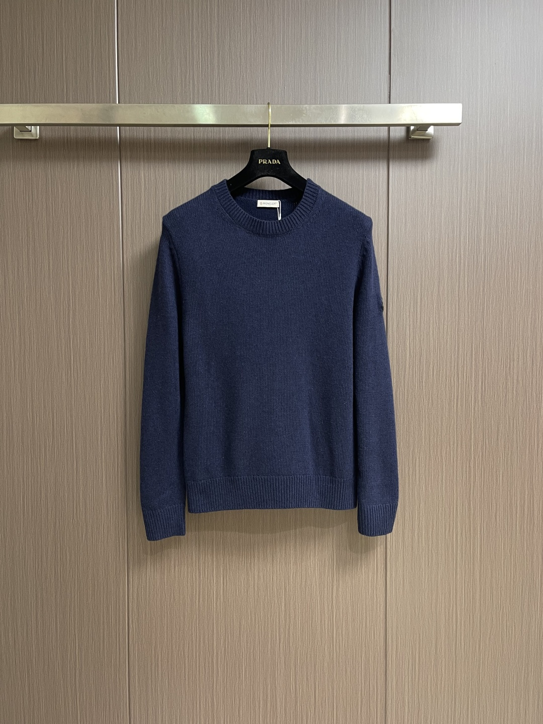 NO:691582,MONCLER sleeve arm patch logo round neck long-sleeved sweatshirt, the fabric is made of 380g double-strand pure cotton terry. The fabric thread is matched with 1*1 double yarn thread. Matching dyeing in the same cylinder. Sizes M-XXL  XXL size bust 110 sleeve length 68 shirt length 71,,hoodie,sweatshirts,19860909MONCLER 袖臂仔章徽标圆领长袖卫衣,面料采用380克双股纯棉毛圈.面料螺纹搭配1*1双纱螺纹.同缸配套定染.尺码M-XXL M码胸围100 袖长62 衣长65 L码 胸围104 袖长64 衣长67 XL码 胸围108 袖长66 衣长69 XXL码胸围110袖长68 衣长71,,hoodie,sweatshirts,,Men's clothing