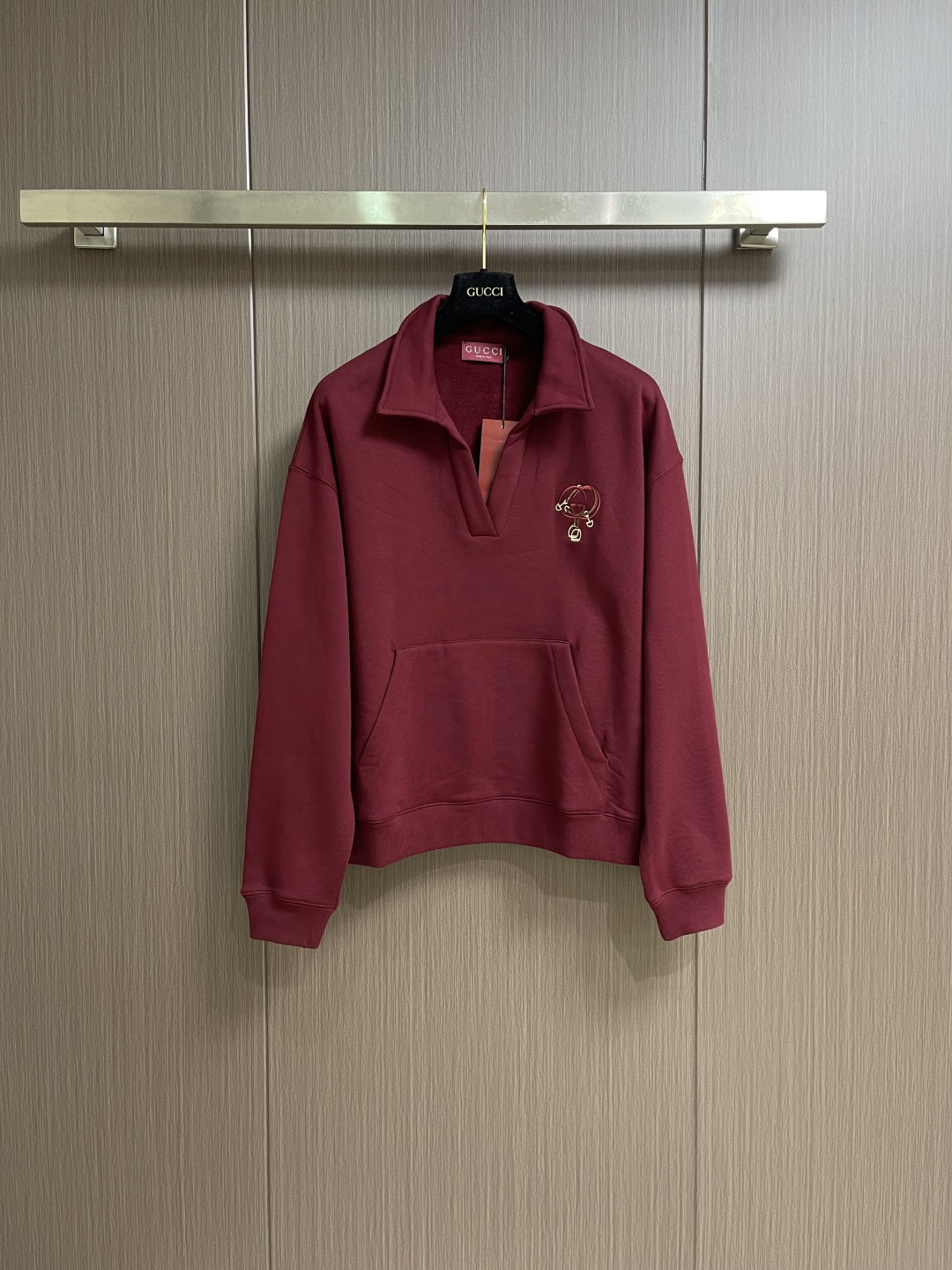 NO:691581,Tops pants GUCCI  2026SS Lunar New Year lapel half-pecked long-sleeved sweatshirt straight-leg pants suit, New Year series, customized YB imported raw cotton material, soft and skin-friendly, fashionable to wear, short velvet brushed lining for autumn and winter, thicker for warmth, lapel long-sleeved cutting, fashionable and casual, half-plucked design on the chest, one-sided chest embroidery outlines the Double G logo + chain buckle belt decoration, full of overall style  Full, high-end feeling is revealed, the loose version adds vitality, matched with the straight drawstring of the same series, the logo details are unified and coordinated, the loose silhouette is more casual, it is simple and advanced, essential for autumn and winter, casual sports wear fashion guide. Customized surface accessories. Sizes S-XL,, gucci, hoodie, sweatshirts,19860909上衣 裤子 GUCCI 2026SS贺岁翻领半开襟长袖卫衣直筒裤套装,新年贺岁系列,定制YB进口原生全棉材质,柔软亲肤,穿搭时髦,内里短绒磨毛秋冬厚度更保暖,翻领长袖裁剪,时髦休闲,胸前半开襟设计,单侧胸口刺绣勾勒双G徽标＋链扣带装点,整体格调满满,高级感顿显,宽松版型增添活力气息,搭配同系列直筒抽绳,徽标细节统一协调,版型宽松廓形更休闲,穿出简约高级,秋冬必不可少,休闲运动穿搭时尚指南.定制面辅料.尺码S-XL,,gucci,hoodie,sweatshirts,,Men's clothing