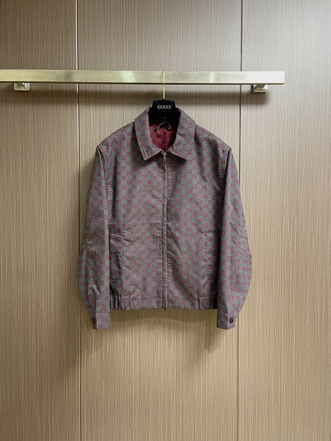 NO:690723,Tops and pants GUCCI 2026SS new early spring jacquard burgundy jacket, jacket and trousers suit, using low-key burgundy, gray and green tones, cleverly embellished with exquisite logos and other craftsmanship details, showing unique charm.,,gucci,jackets & coats,jackets & coats,19860909上衣 裤子 GUCCI 2026SS 早春新品提花酒红色夹克外套长裤套装,选用低调的酒红色、灰色与绿色调,巧妙点缀精致logo标识等工艺细节,尽显别致魅力.,,gucci,jackets & coats,jackets & coats,,Men's clothing