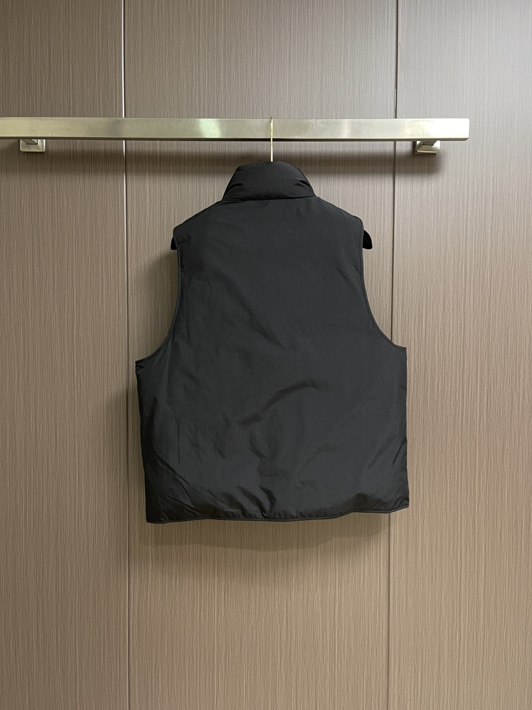 PRADA 三角标工装风秀款羽绒马甲外套，标志性的三角形徽标重释为经典图案，化身此款Re-Nylon再生