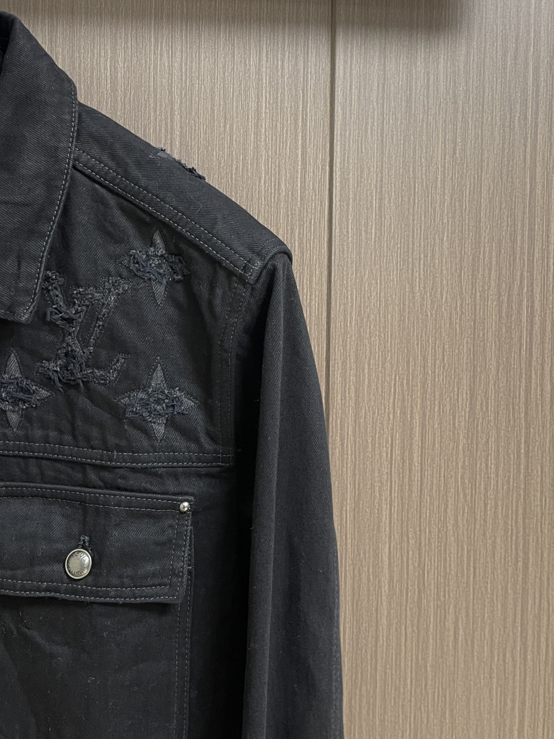 LV 2026SS早春新款撕裂牛仔卡车夹克外套，本款水洗牛仔卡车夹克令撞色Monogram细节呈现撕裂效