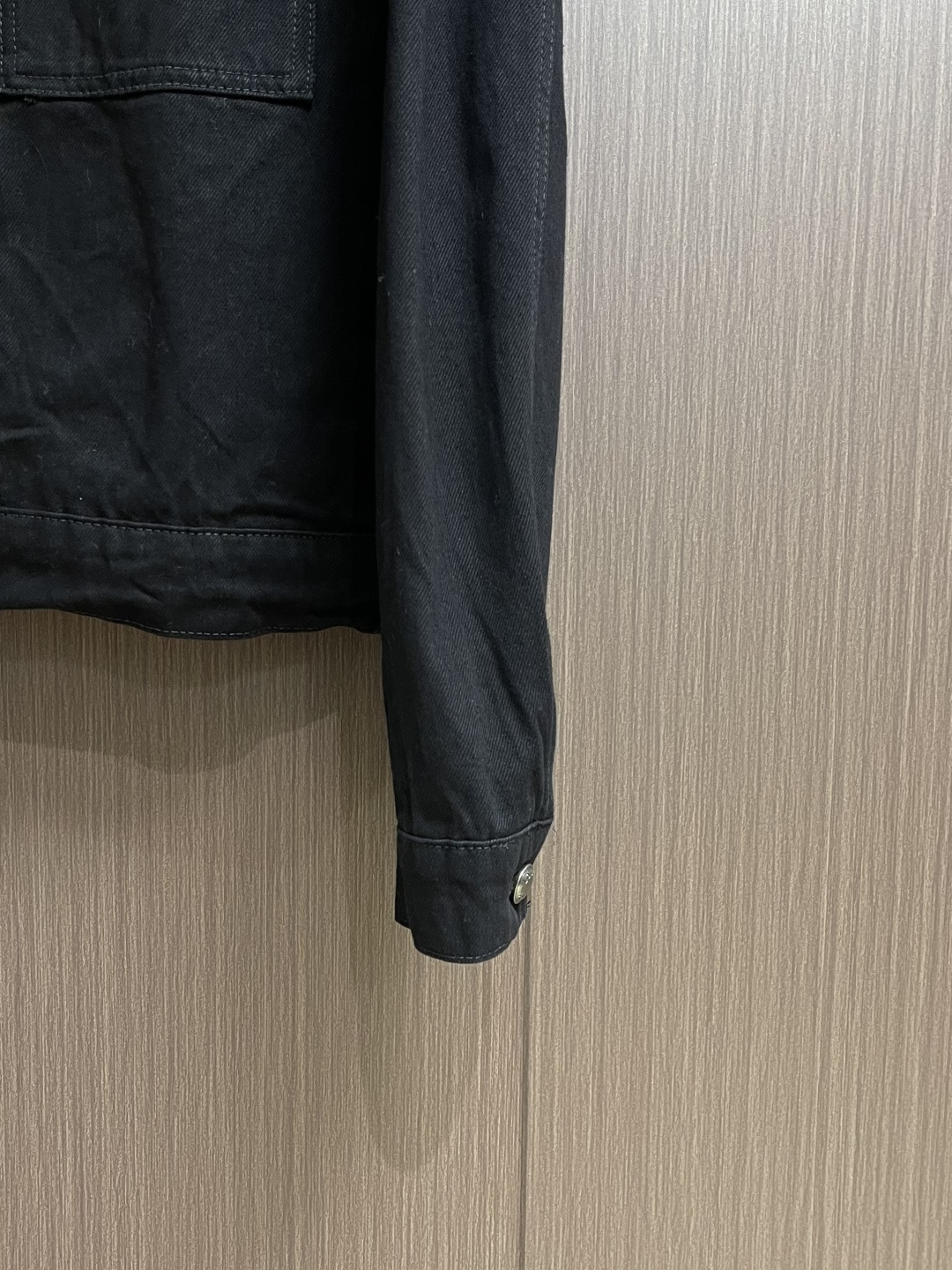 LV 2026SS早春新款撕裂牛仔卡车夹克外套，本款水洗牛仔卡车夹克令撞色Monogram细节呈现撕裂效