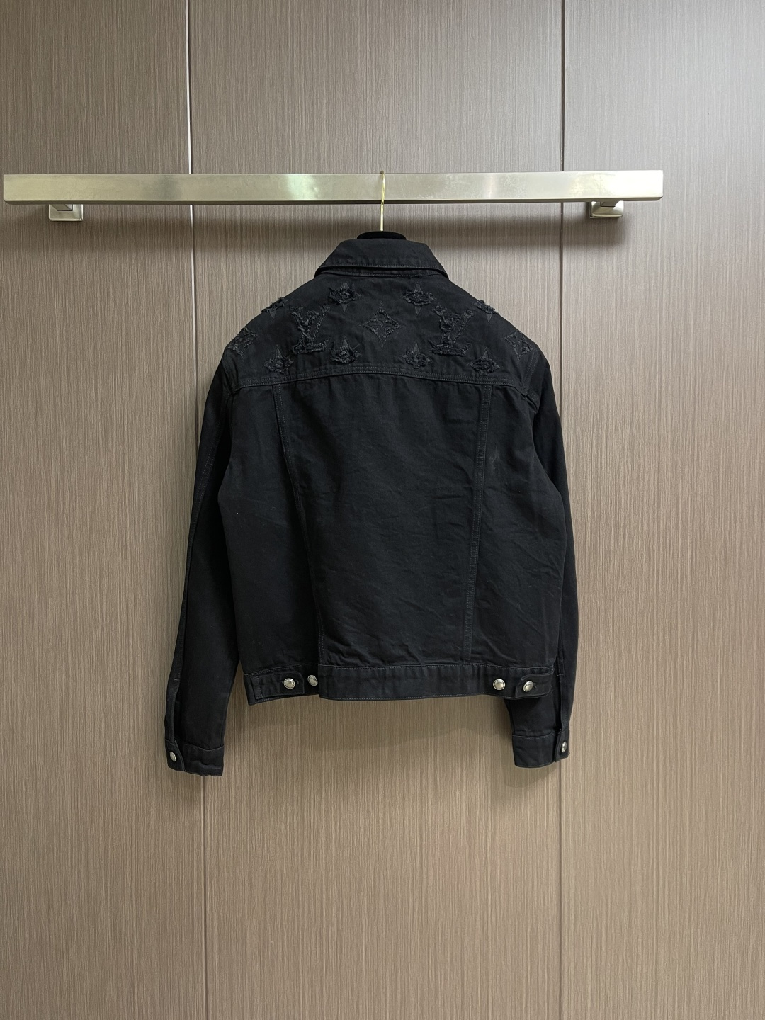 LV 2026SS早春新款撕裂牛仔卡车夹克外套，本款水洗牛仔卡车夹克令撞色Monogram细节呈现撕裂效