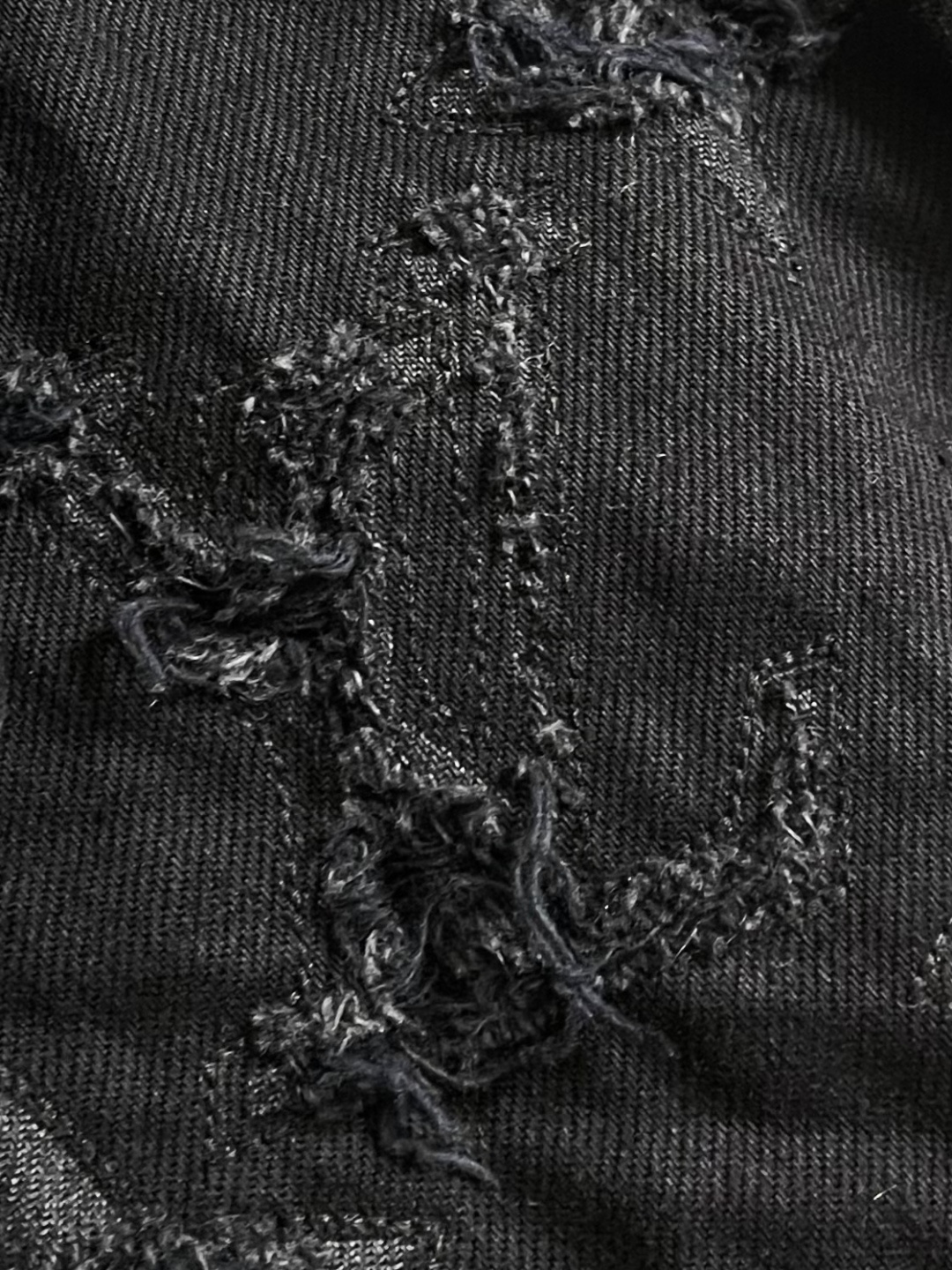 LV 2026SS早春新款撕裂牛仔卡车夹克外套，本款水洗牛仔卡车夹克令撞色Monogram细节呈现撕裂效