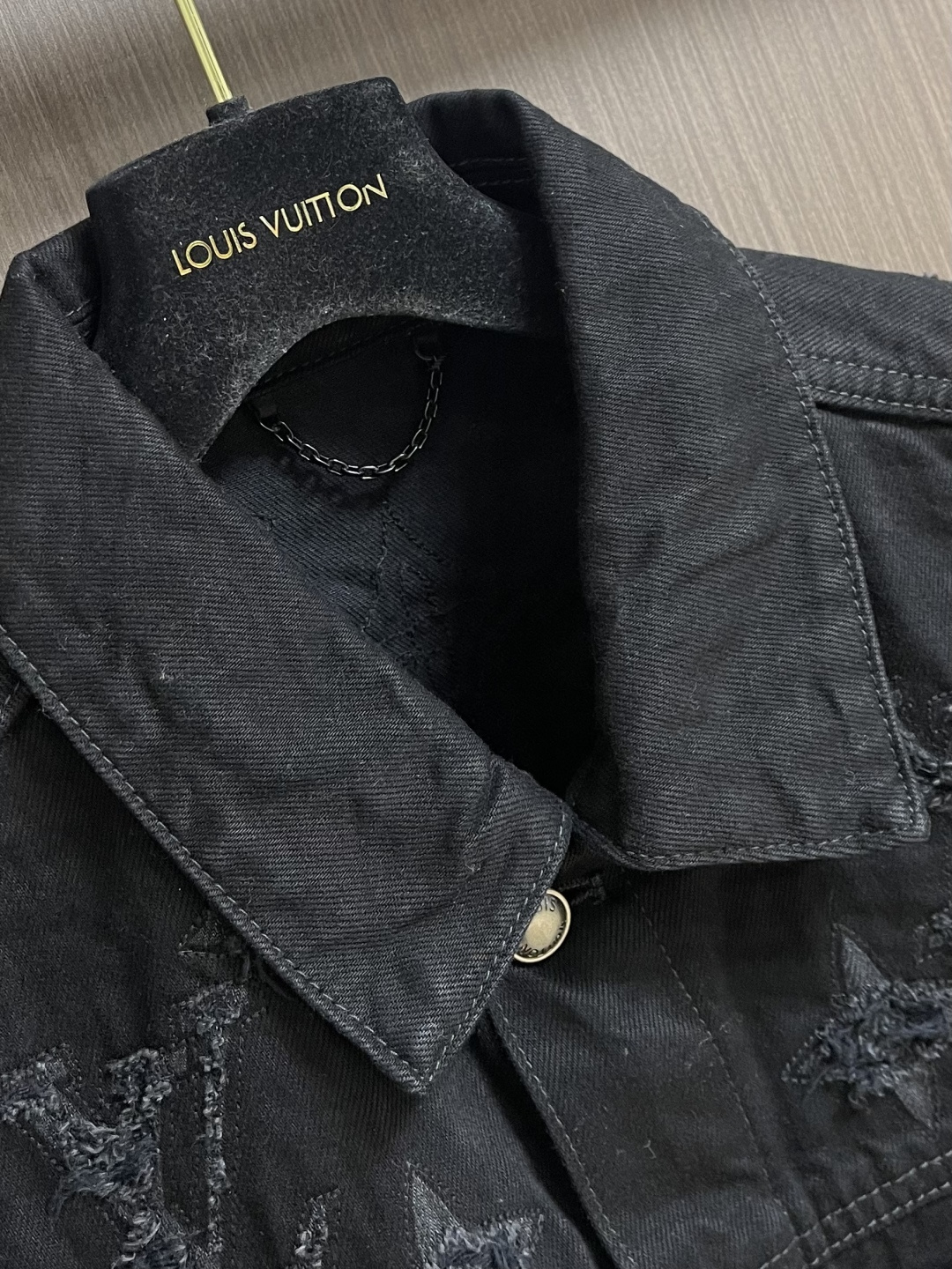 LV 2026SS早春新款撕裂牛仔卡车夹克外套，本款水洗牛仔卡车夹克令撞色Monogram细节呈现撕裂效